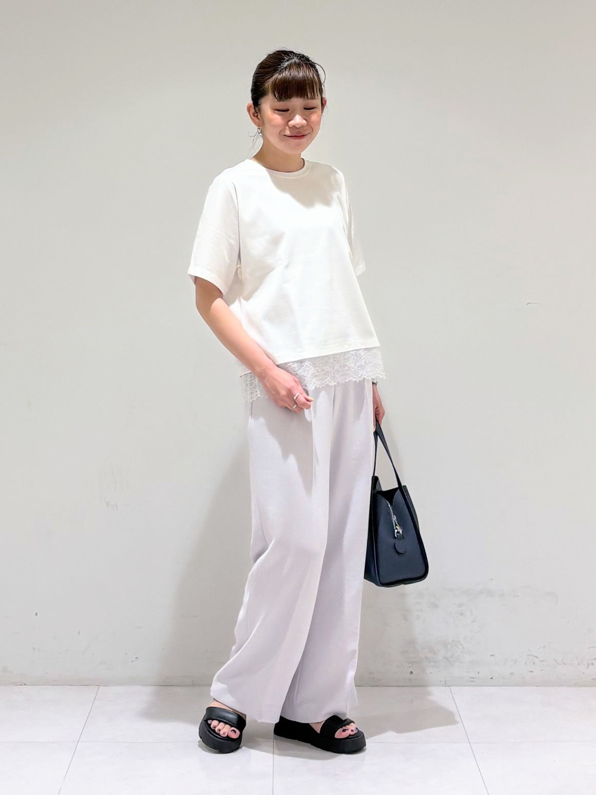 tsuyuさんの「INDIVI｜【合皮／ショルダー付】メタルデザイン ミドルバッグ」を使ったコーディネート