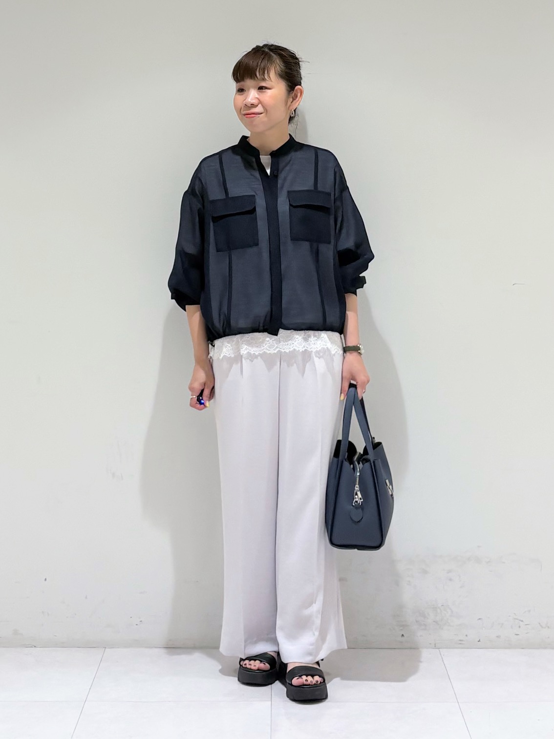tsuyuさんの「INDIVI｜【合皮／ショルダー付】メタルデザイン ミドルバッグ」を使ったコーディネート