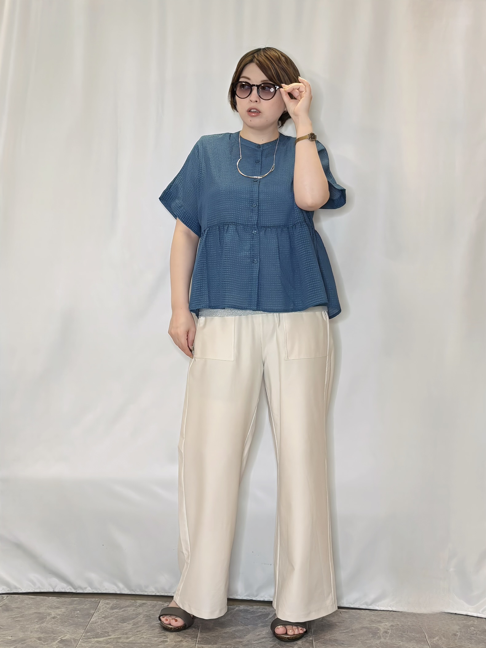 たみさんの「SHOO･LA･RUE｜【体型カバー/洗濯機可】二の腕とお腹周りが隠せる シアーペプラムブラウス」を使ったコーディネート