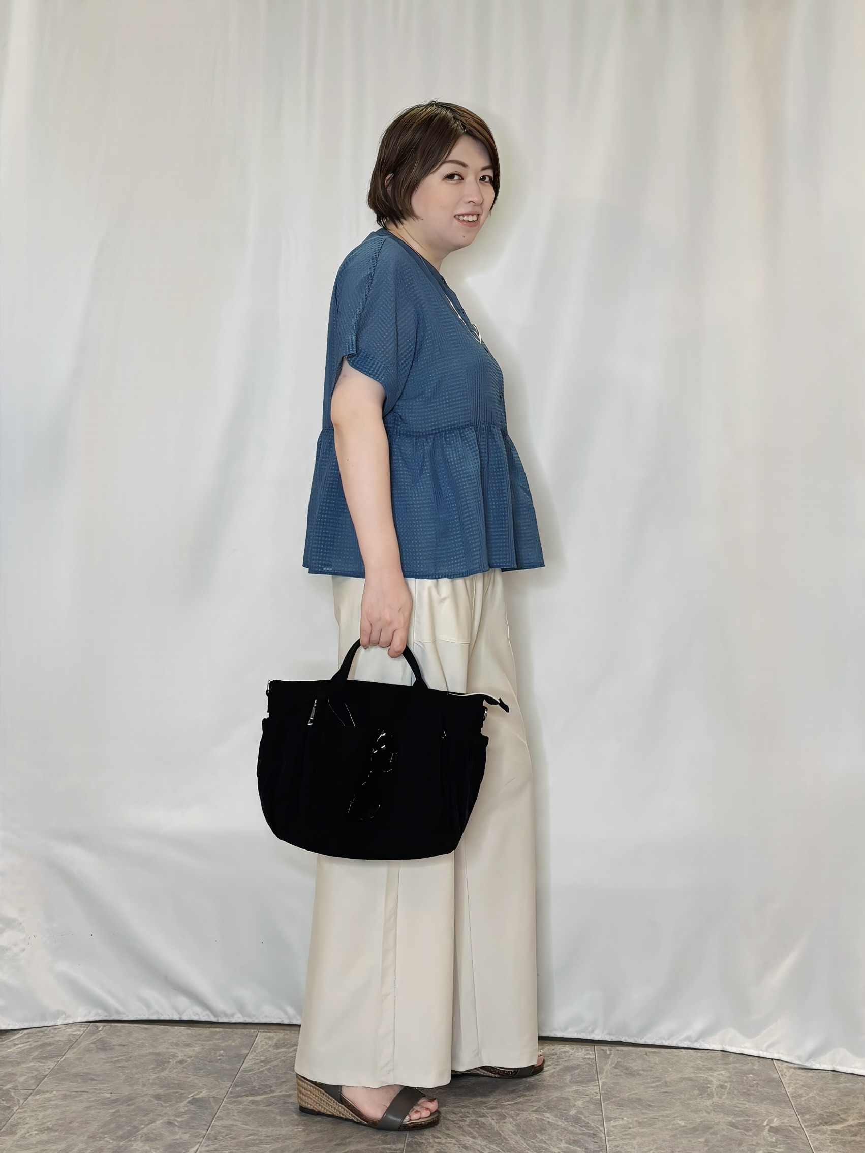 たみさんの「SHOO･LA･RUE｜【体型カバー/洗濯機可】二の腕とお腹周りが隠せる シアーペプラムブラウス」を使ったコーディネート