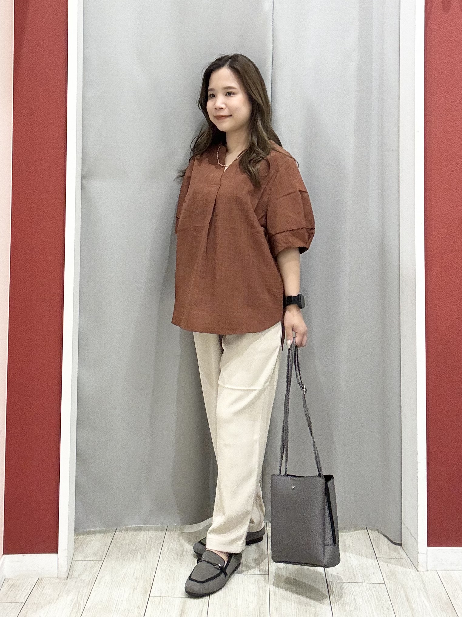 shioさんの「SHOO･LA･RUE｜【洗濯後しわになりにくい／インせずきまる】麻調ハシゴレーススキッパーブラウス」を使ったコーディネート