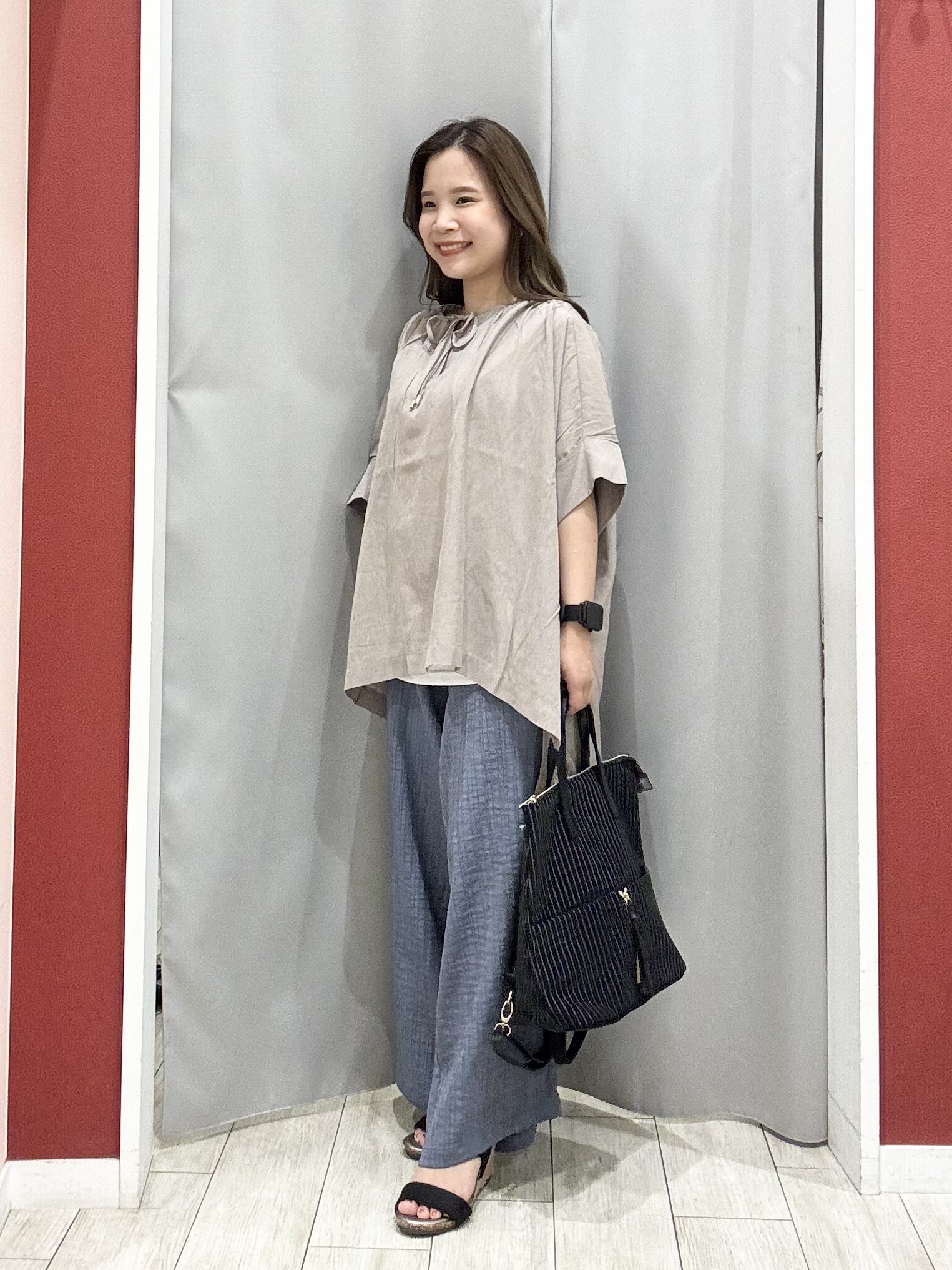 shioさんの「SHOO･LA･RUE｜【2点セット/洗濯機可/インしないで着られる】大人の抜け感 リボン付きポンチョ風ブラウス＆タンクトッ」を使ったコーディネート