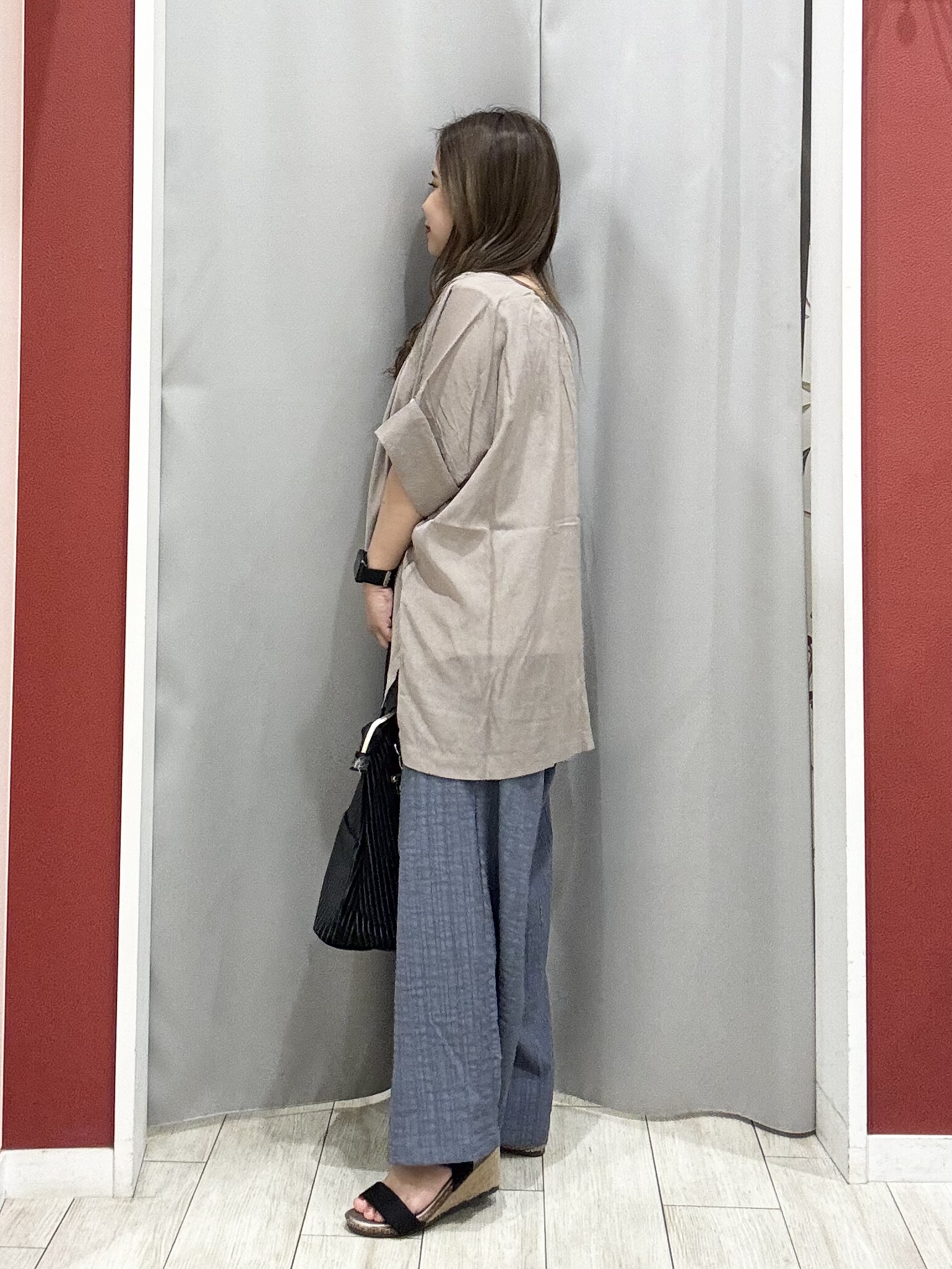 shioさんの「SHOO･LA･RUE｜【2点セット/洗濯機可/インしないで着られる】大人の抜け感 リボン付きポンチョ風ブラウス＆タンクトッ」を使ったコーディネート