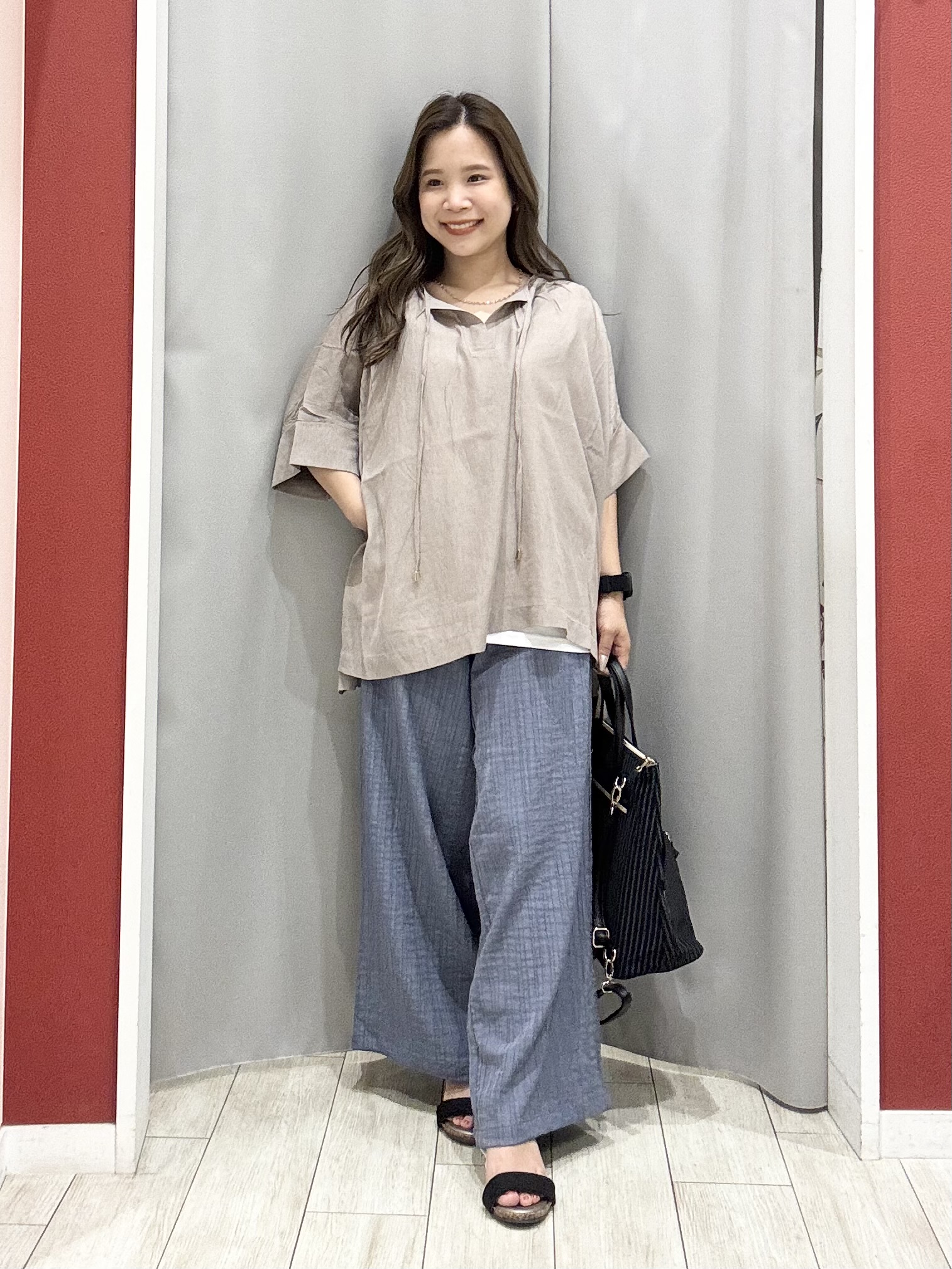 shioさんの「SHOO･LA･RUE｜【2点セット/洗濯機可/インしないで着られる】大人の抜け感 リボン付きポンチョ風ブラウス＆タンクトッ」を使ったコーディネート