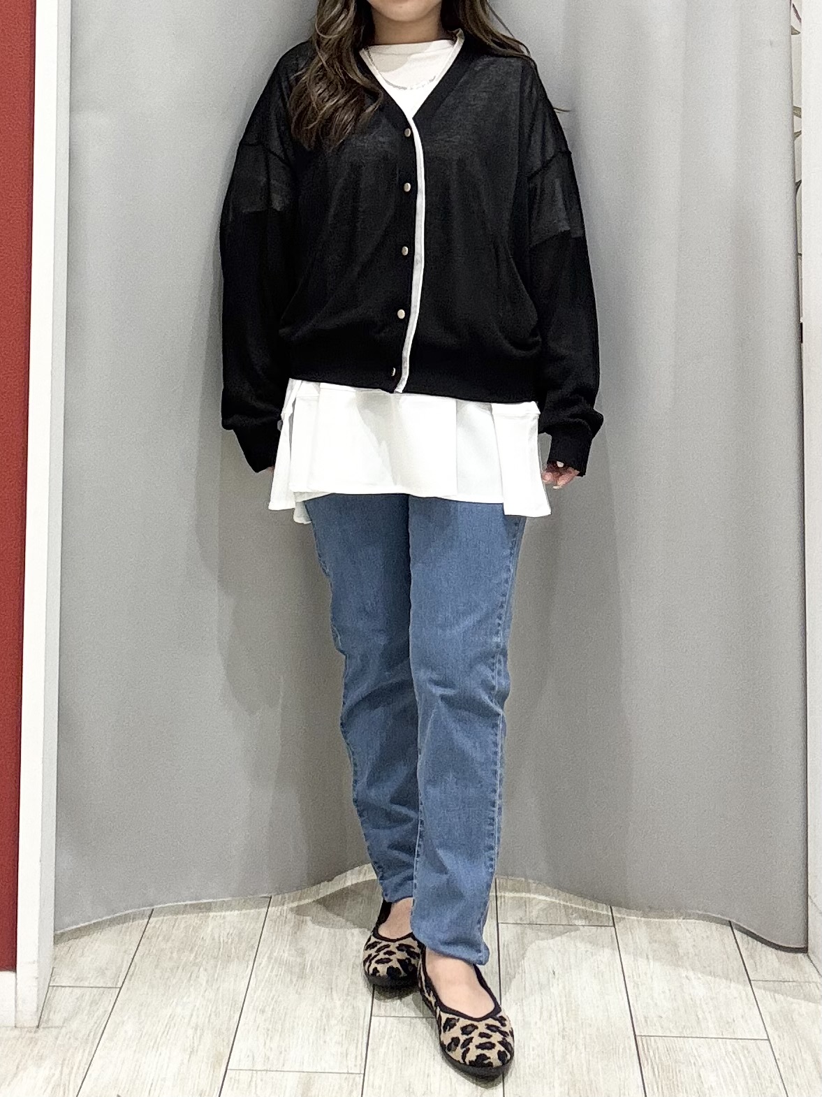 shioさんの「SHOO･LA･RUE｜【洗濯機可/S-LL】配色シフォン襟でサマ見え 上品シアーカーディガン」を使ったコーディネート