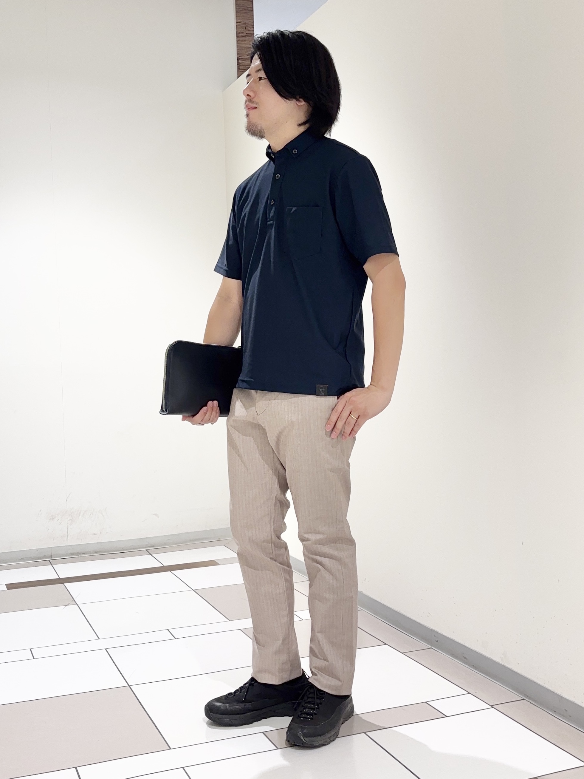 及川さんの「TAKEO KIKUCHI｜AIRTOOL ポロシャツ」を使ったコーディネート