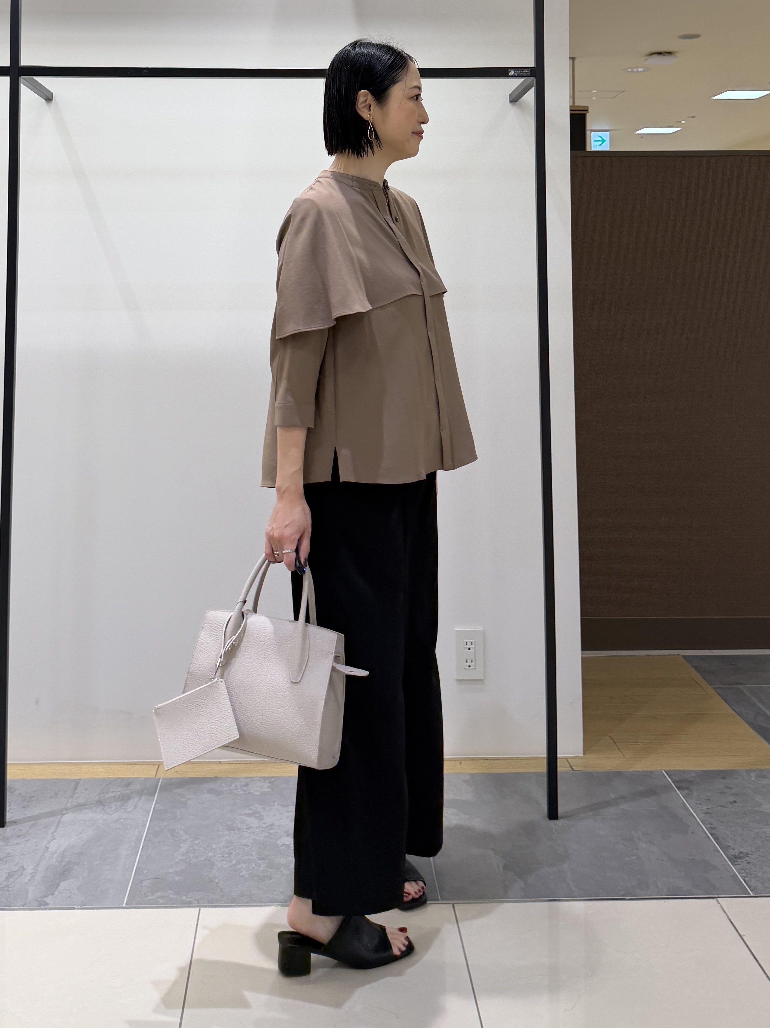shihoさんの「INDIVI｜【新作登場！着る日傘】 ケープ風ブラウス」を使ったコーディネート