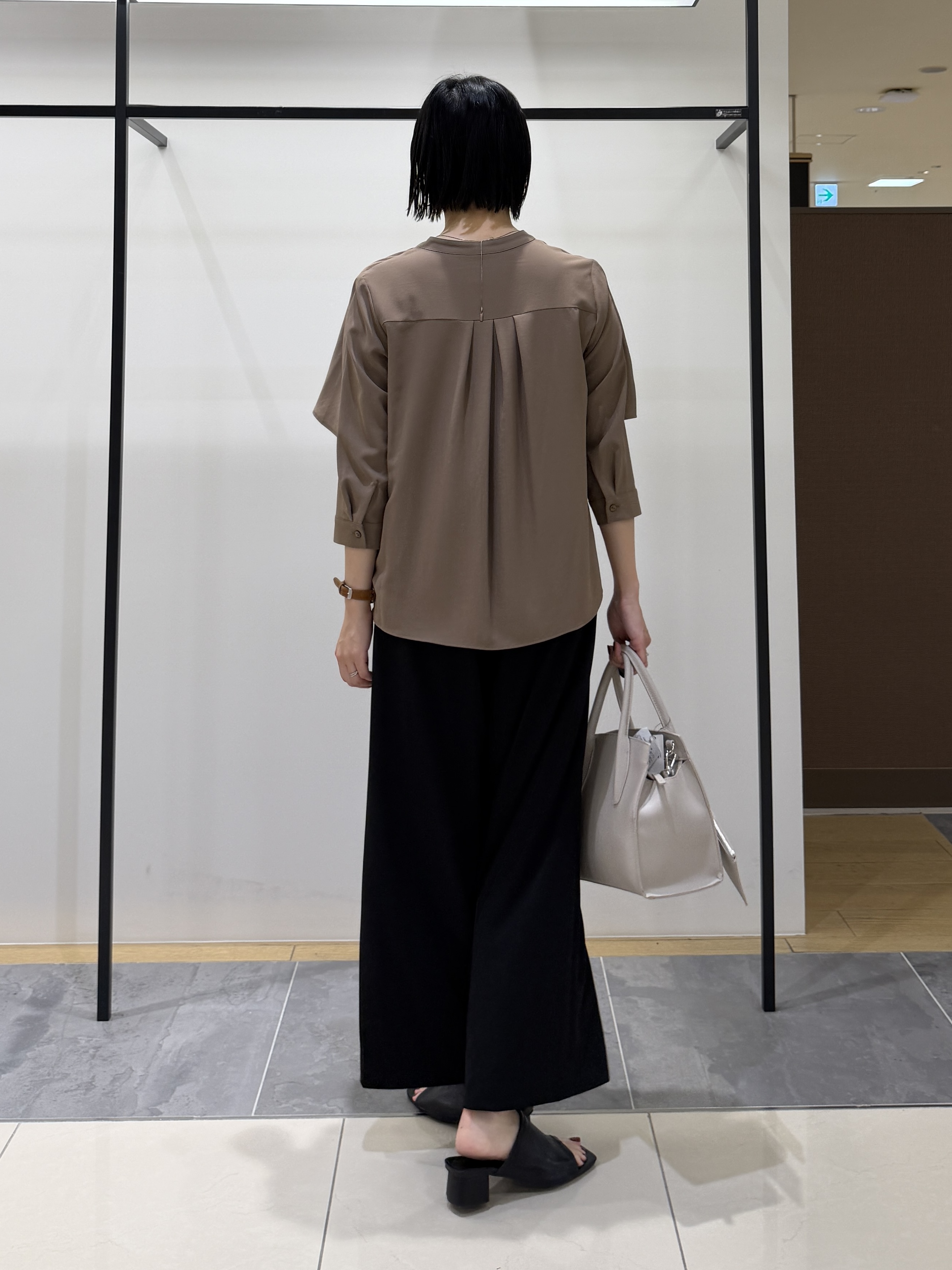 shihoさんの「INDIVI｜【新作登場！着る日傘】 ケープ風ブラウス」を使ったコーディネート