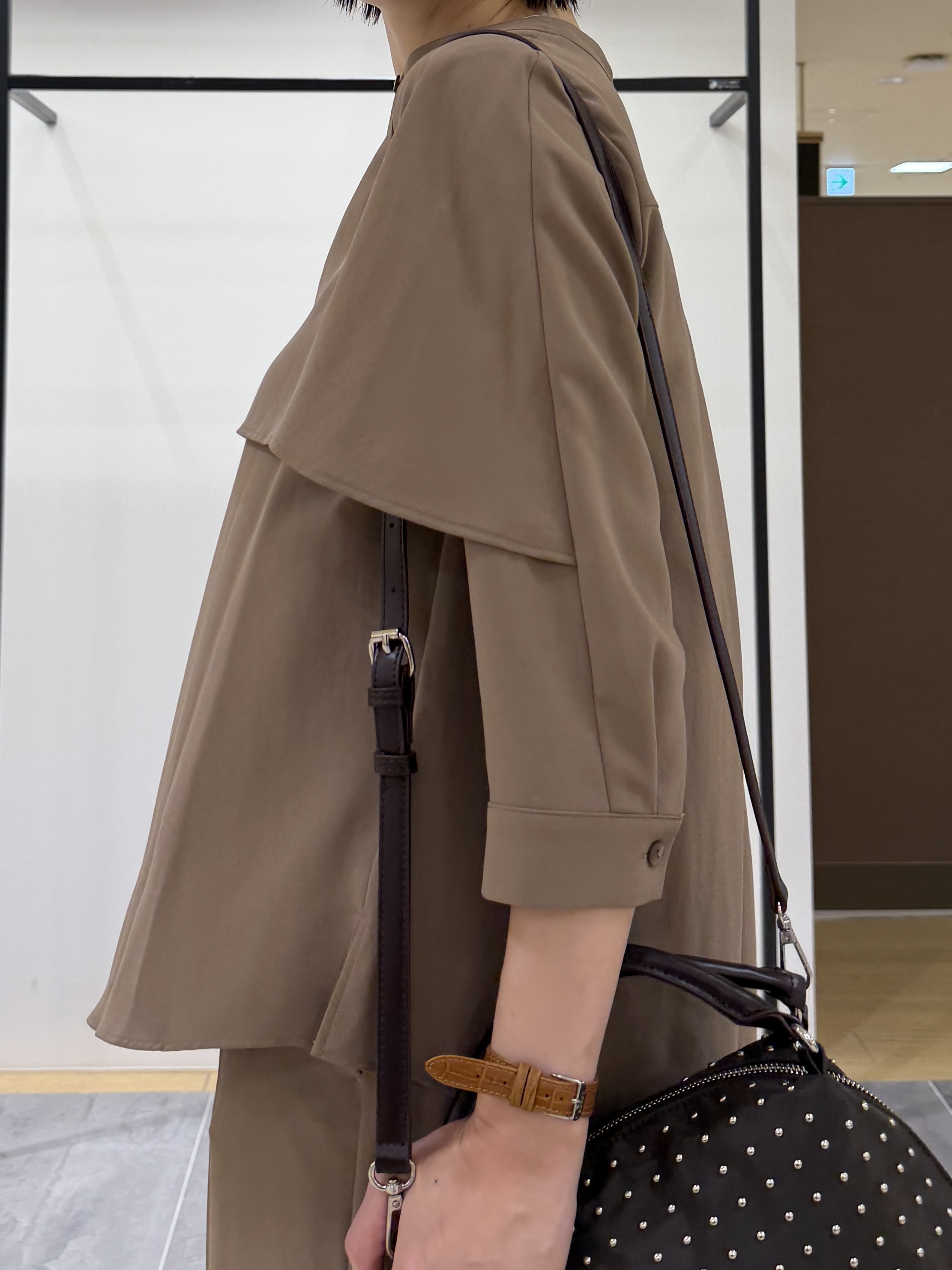 shihoさんの「INDIVI｜【新作登場！着る日傘】 ケープ風ブラウス」を使ったコーディネート