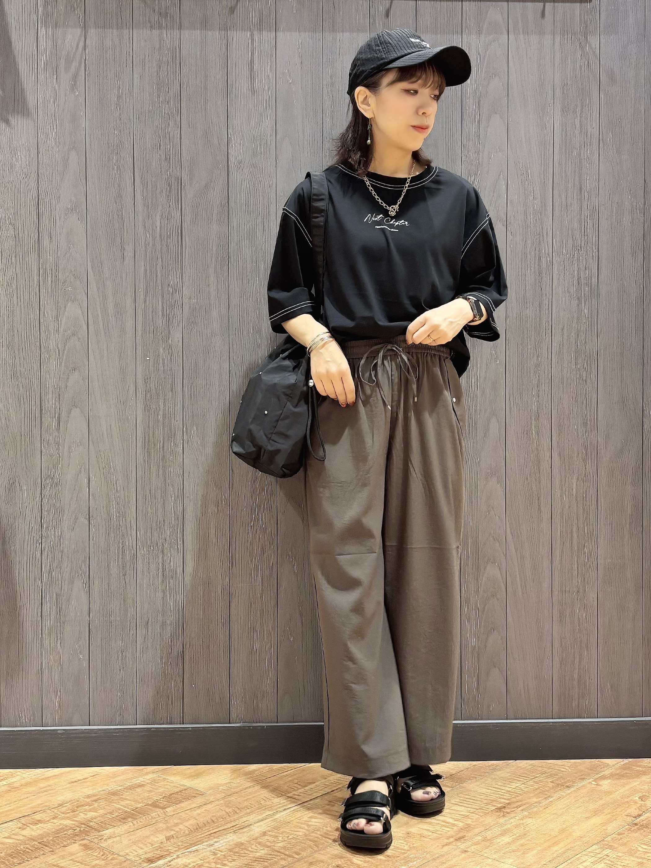 meiさんの「SHOO･LA･RUE｜【体型カバー】インせず着られる 配色ステッチロゴTシャツ」を使ったコーディネート