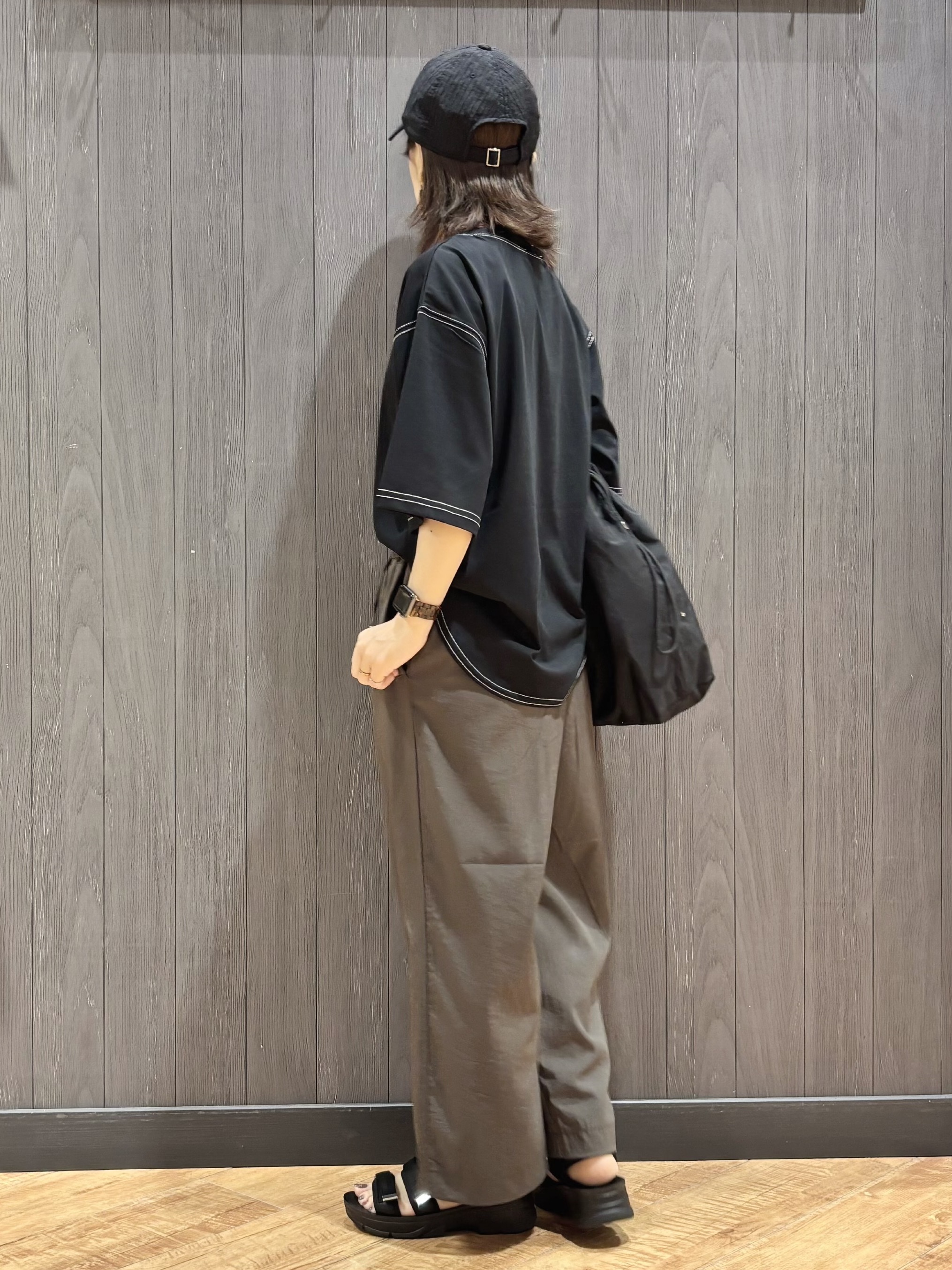 meiさんの「SHOO･LA･RUE｜【体型カバー】インせず着られる 配色ステッチロゴTシャツ」を使ったコーディネート