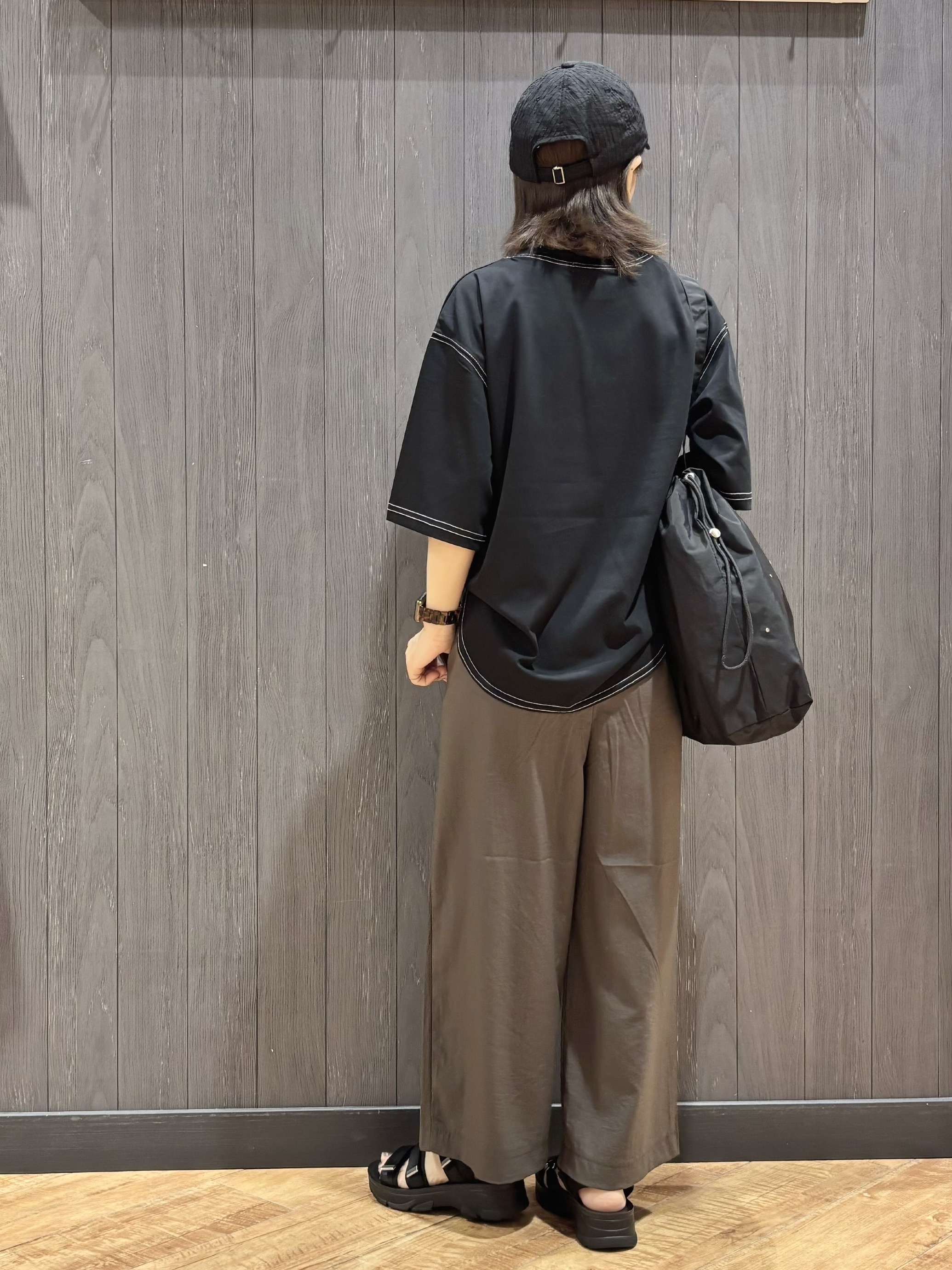 meiさんの「SHOO･LA･RUE｜【体型カバー】インせず着られる 配色ステッチロゴTシャツ」を使ったコーディネート