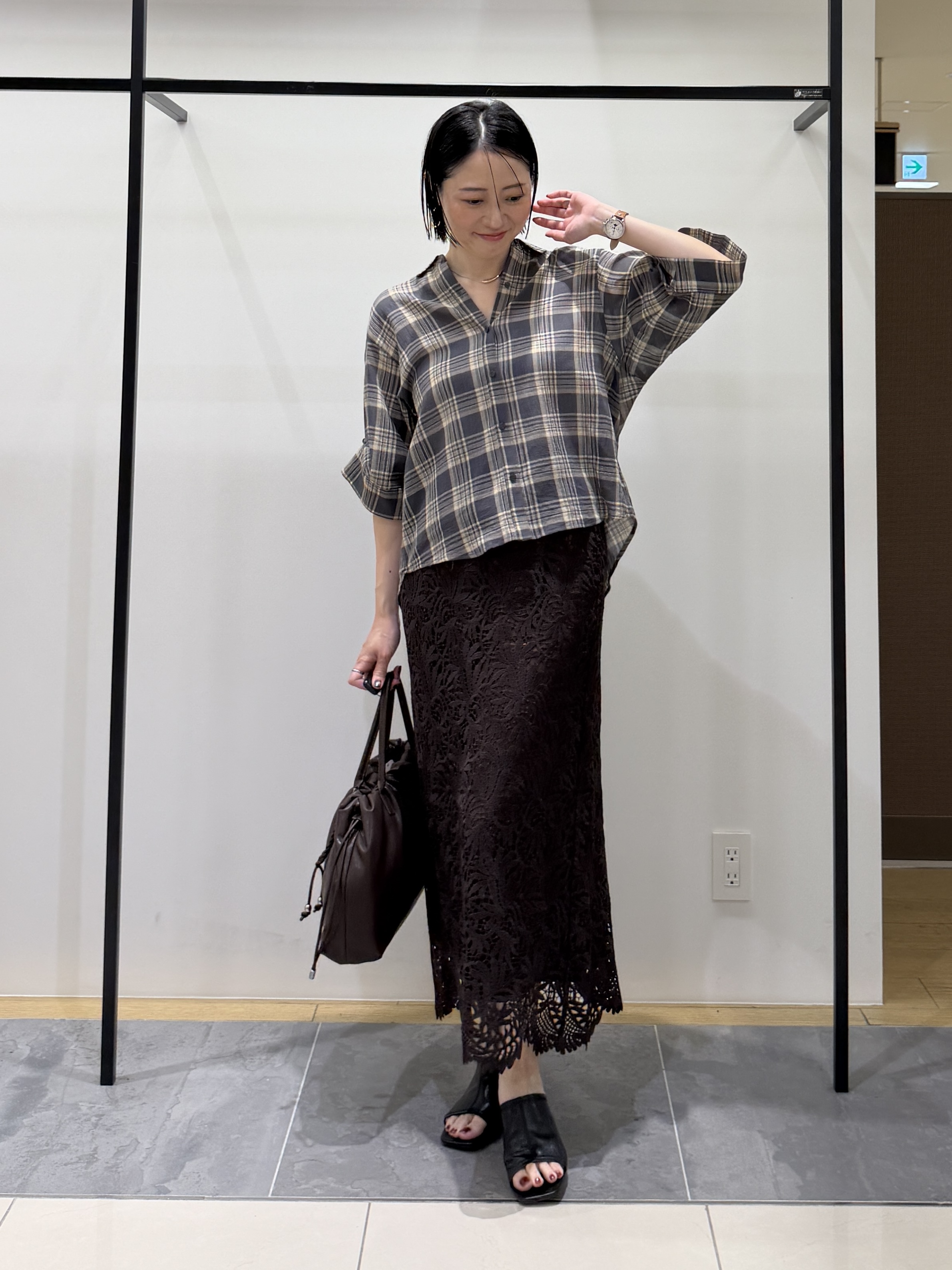 shihoさんの「INDIVI｜【透け感／2WAY】袖アレンジ チェックシャツ」を使ったコーディネート