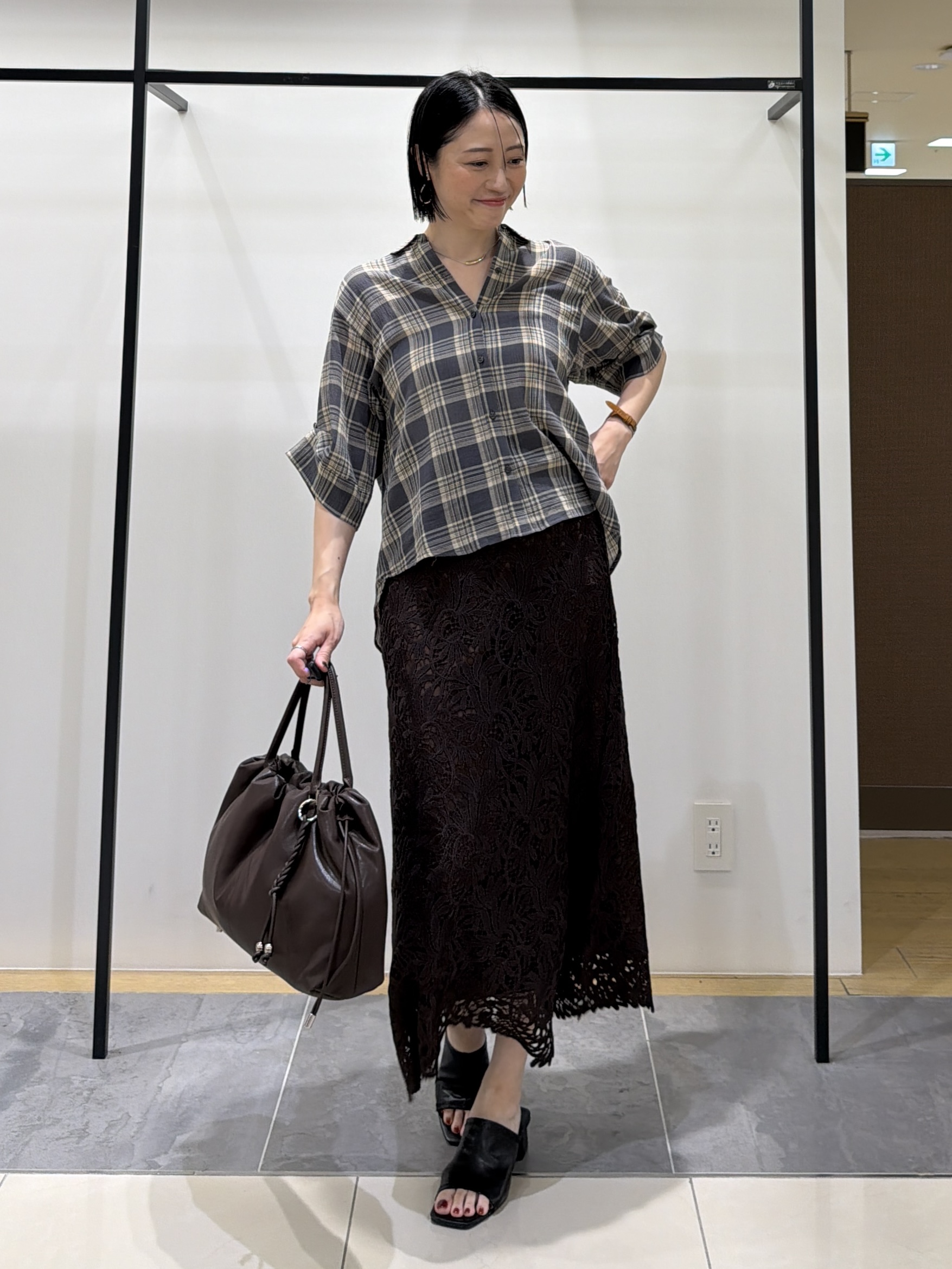 shihoさんの「INDIVI｜【透け感／2WAY】袖アレンジ チェックシャツ」を使ったコーディネート