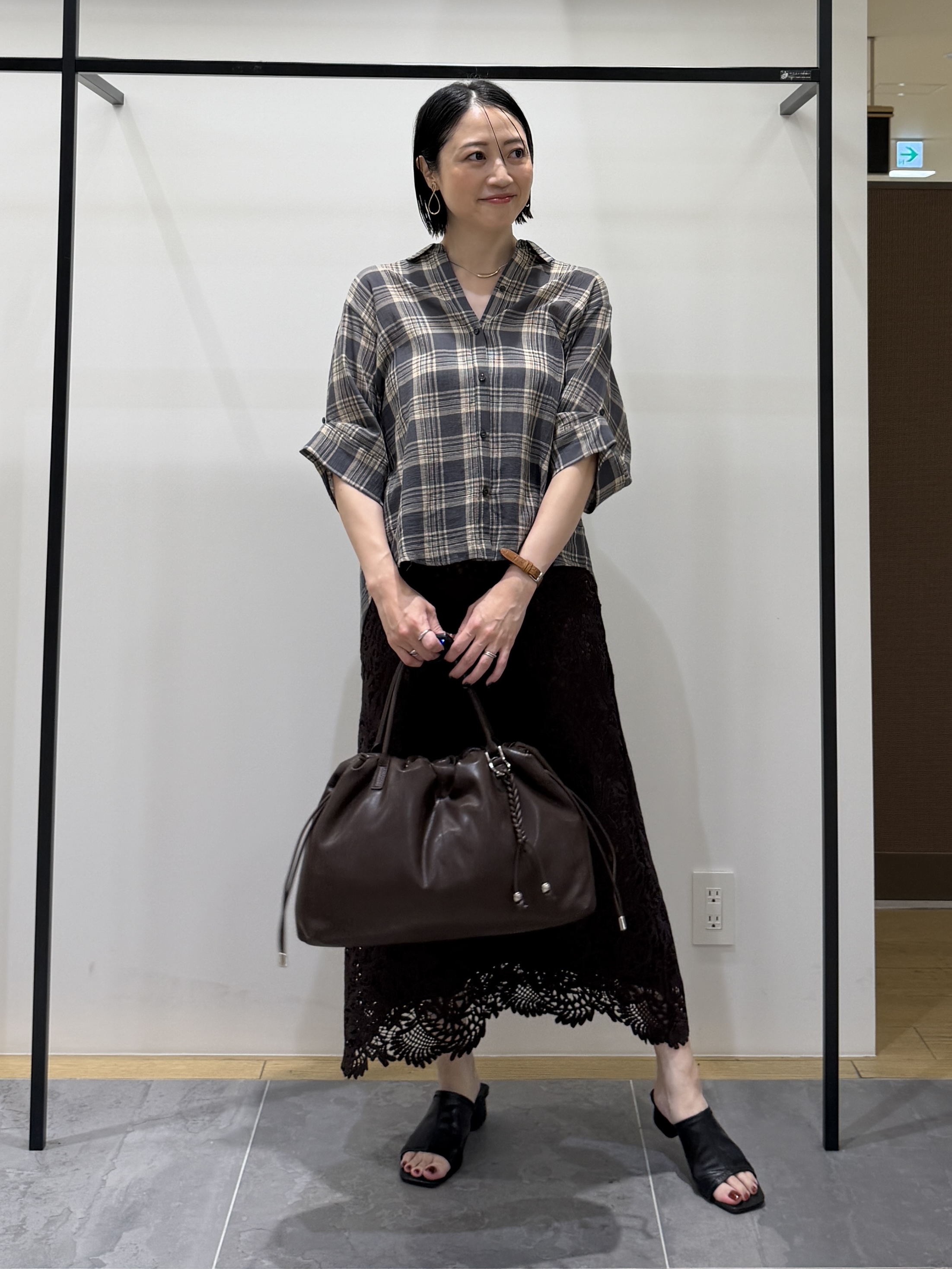 shihoさんの「INDIVI｜【透け感／2WAY】袖アレンジ チェックシャツ」を使ったコーディネート