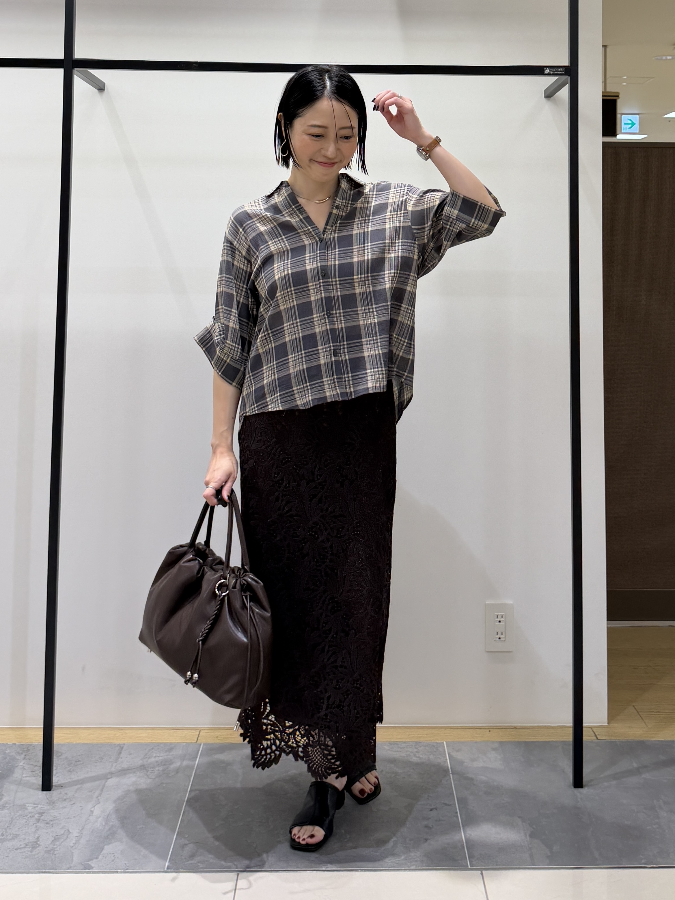 shihoさんの「INDIVI｜【透け感／2WAY】袖アレンジ チェックシャツ」を使ったコーディネート