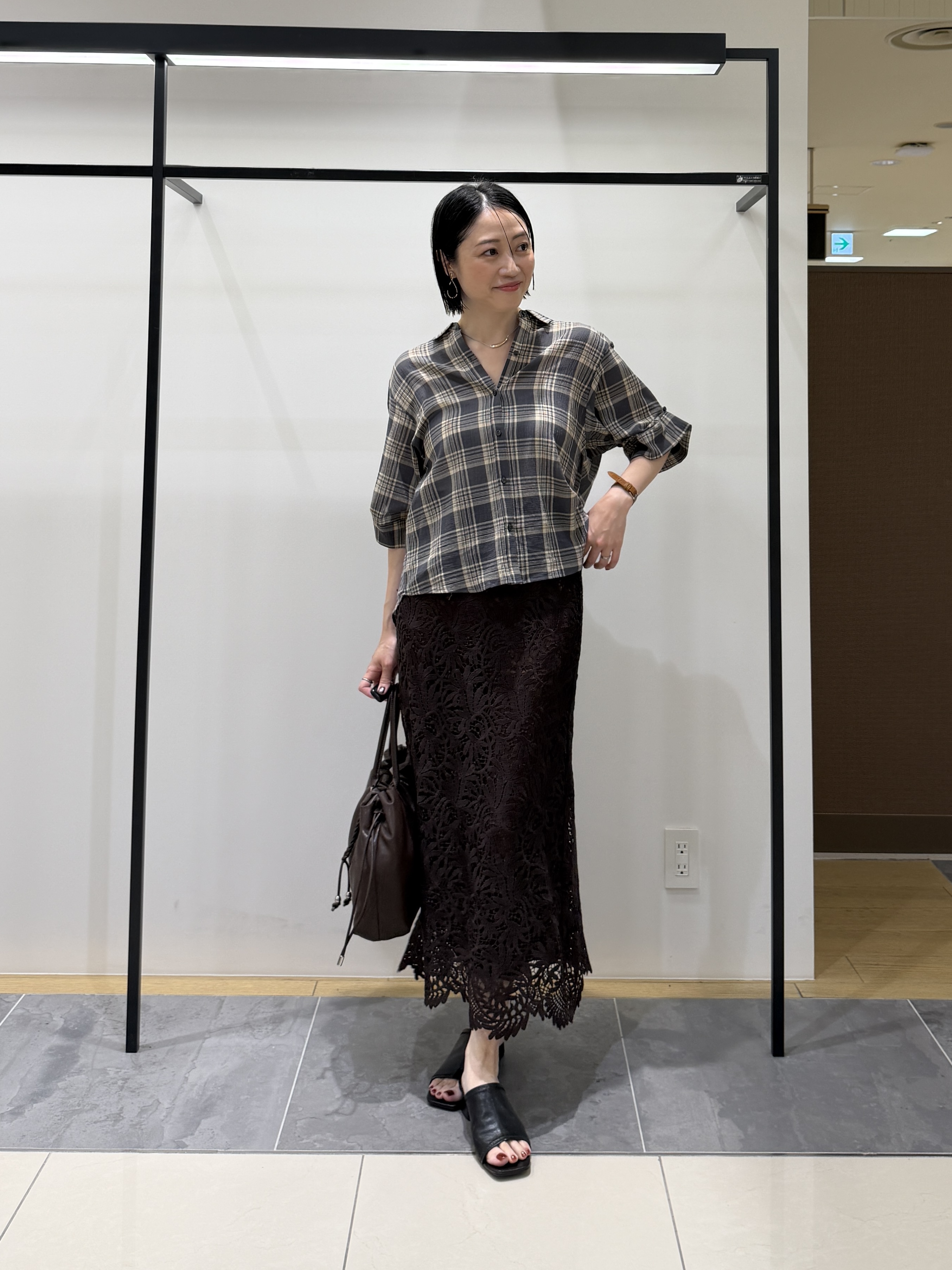 shihoさんの「INDIVI｜【透け感／2WAY】袖アレンジ チェックシャツ」を使ったコーディネート