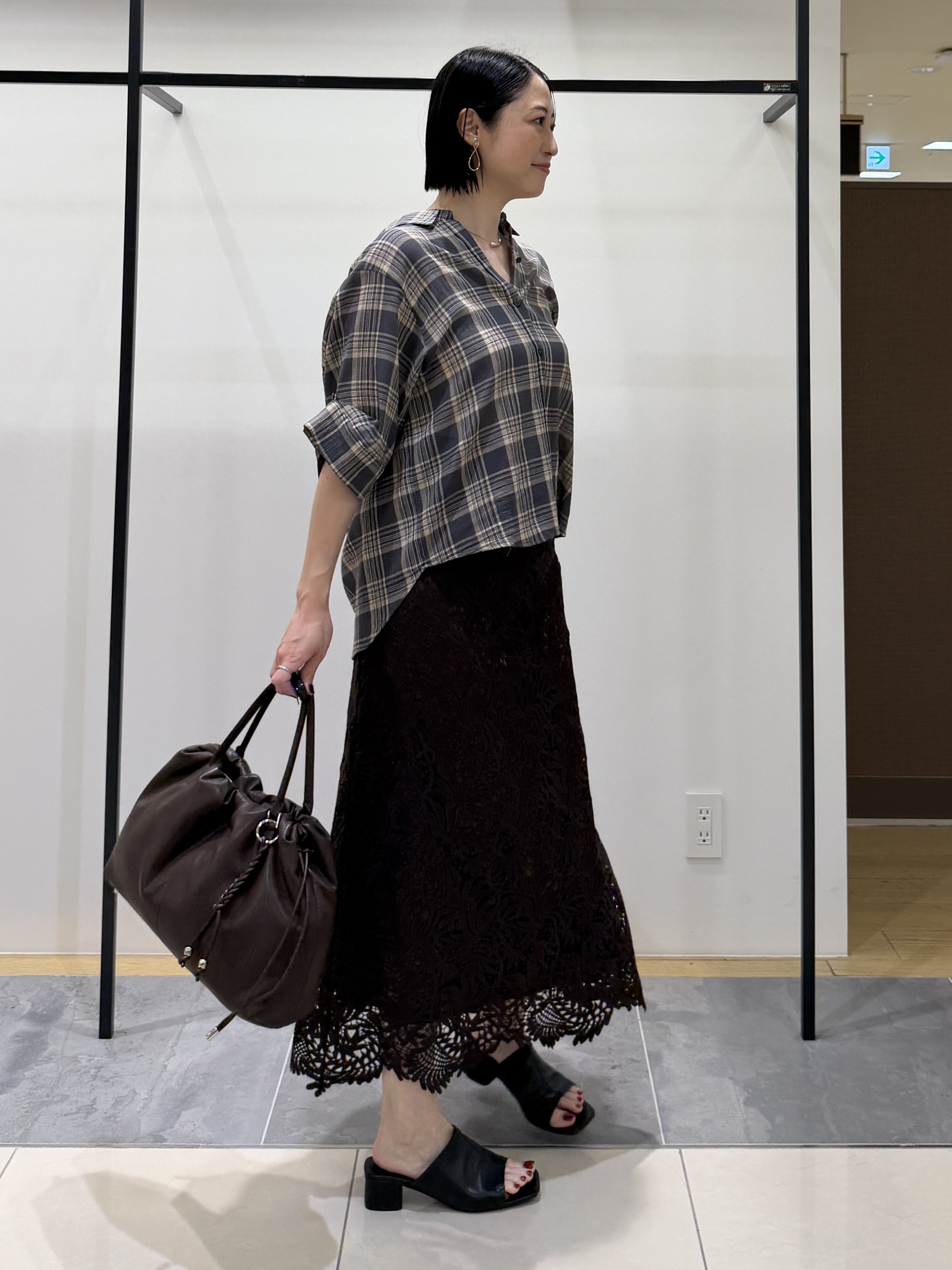 shihoさんの「INDIVI｜【透け感／2WAY】袖アレンジ チェックシャツ」を使ったコーディネート