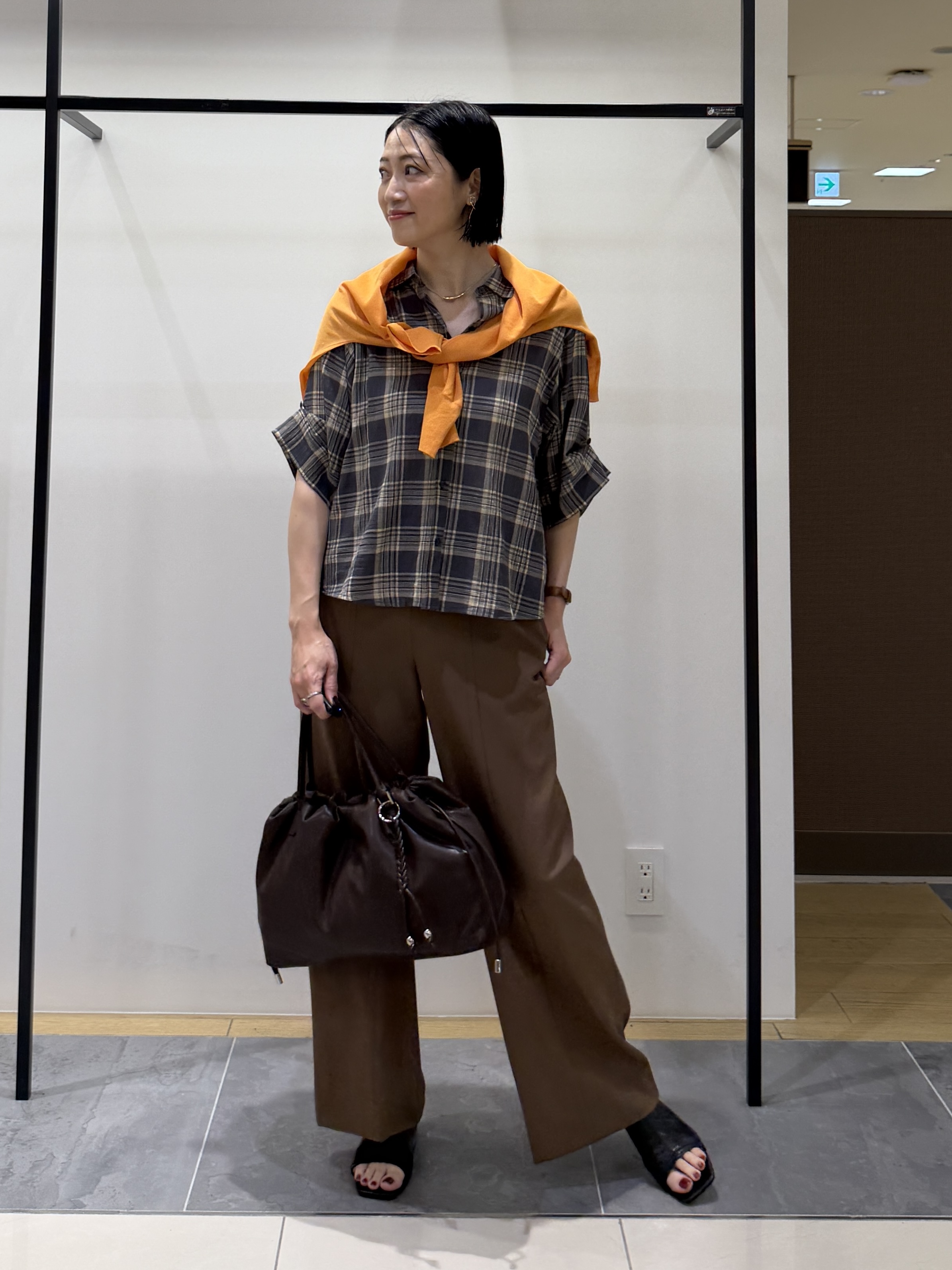 shihoさんの「INDIVI｜【透け感／2WAY】袖アレンジ チェックシャツ」を使ったコーディネート