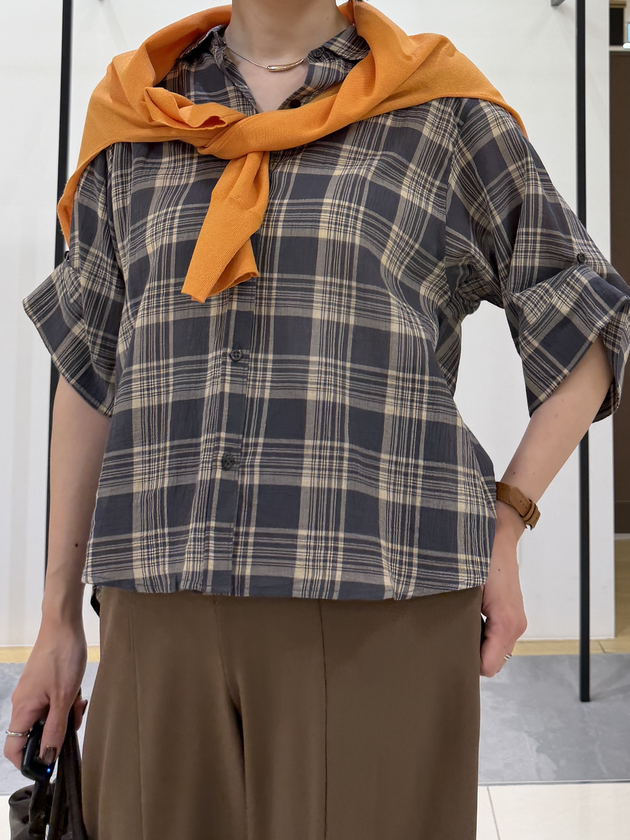 shihoさんの「INDIVI｜【透け感／2WAY】袖アレンジ チェックシャツ」を使ったコーディネート