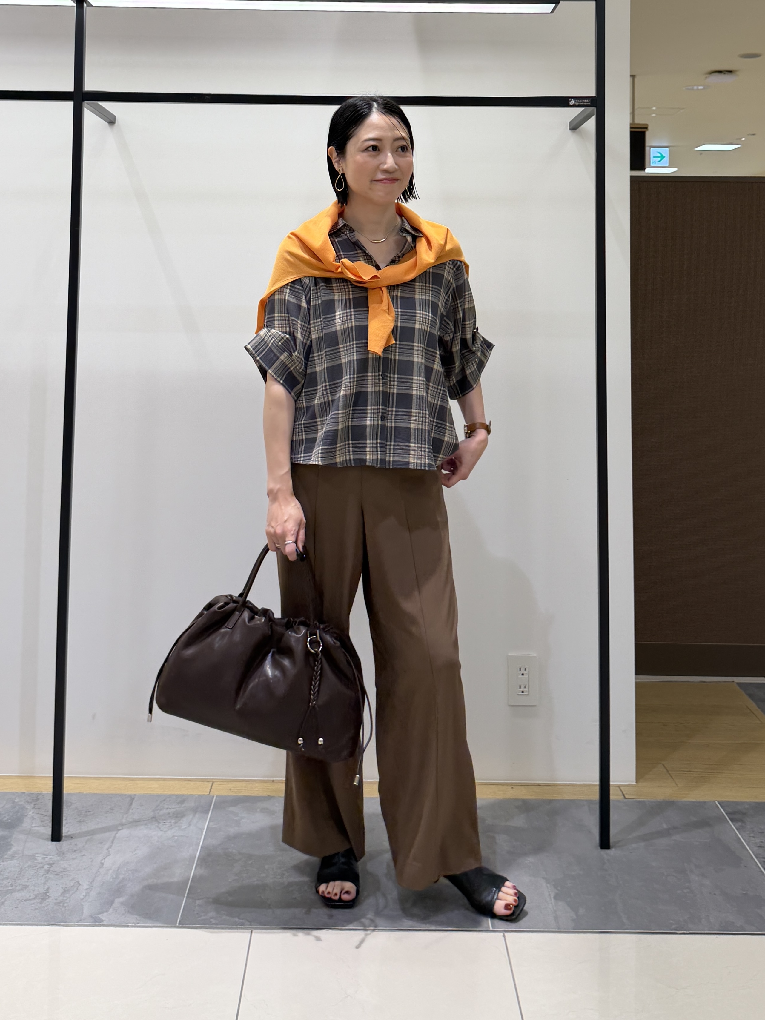 shihoさんの「INDIVI｜【透け感／2WAY】袖アレンジ チェックシャツ」を使ったコーディネート