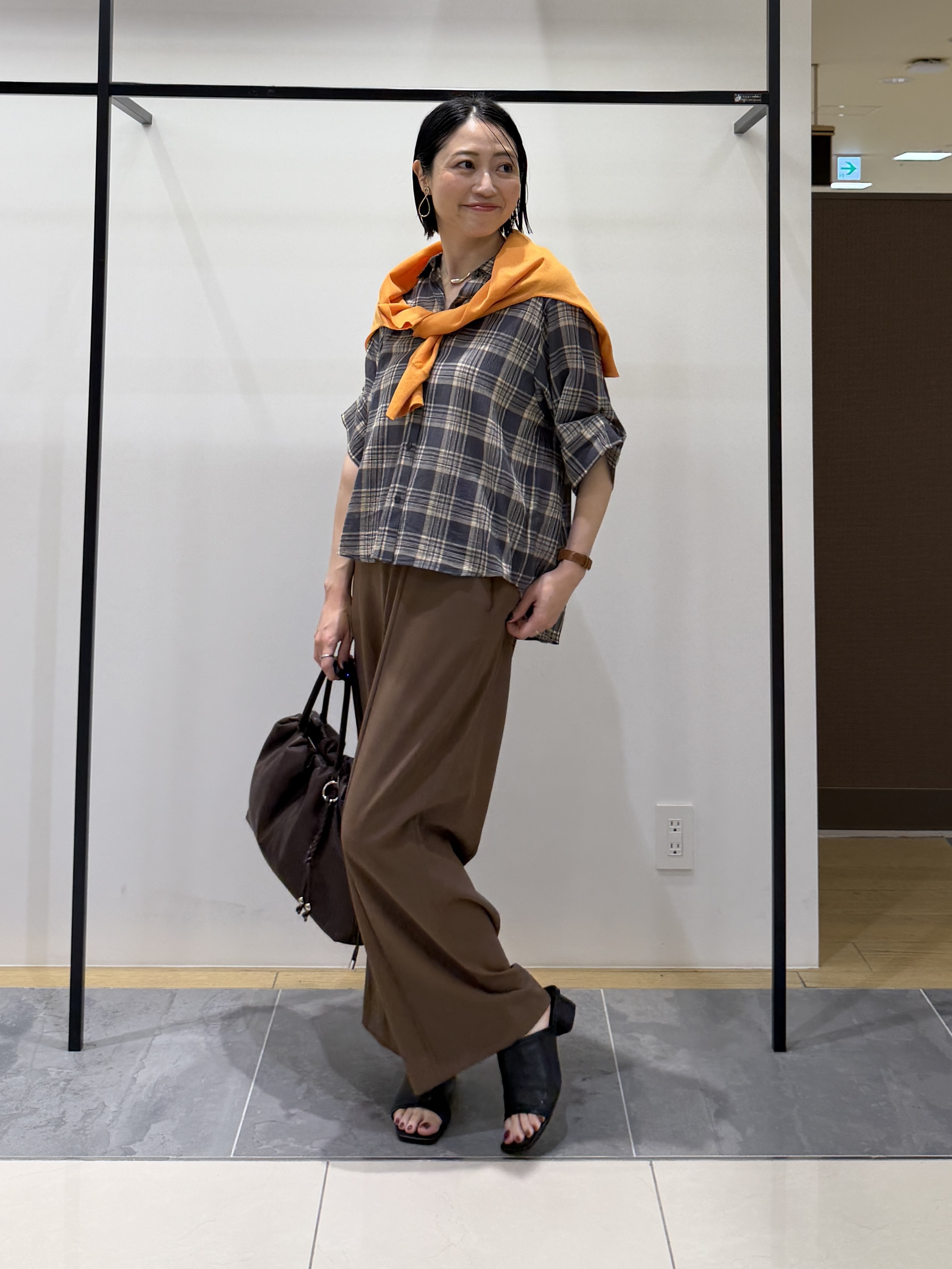 shihoさんの「INDIVI｜【透け感／2WAY】袖アレンジ チェックシャツ」を使ったコーディネート