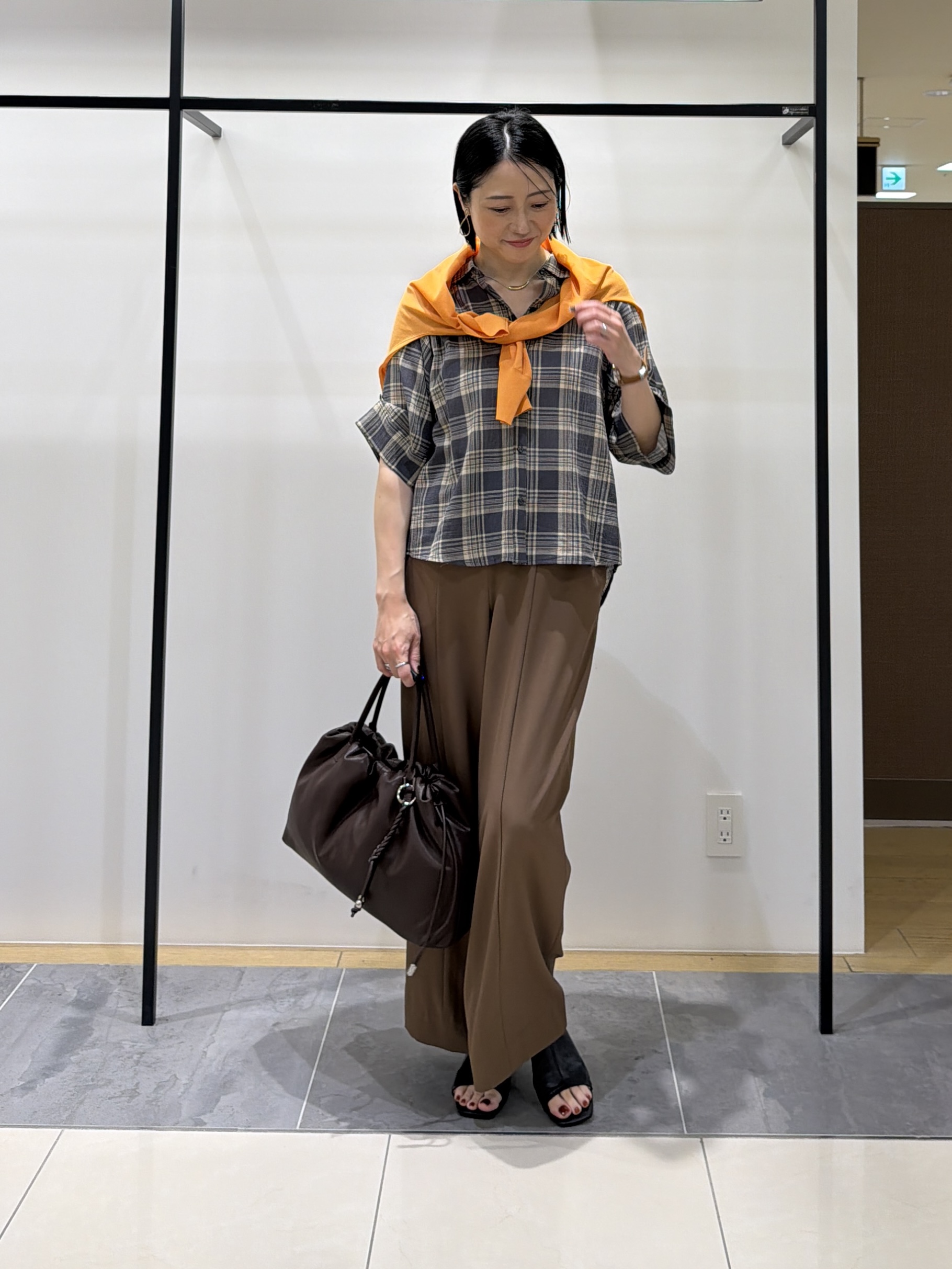 shihoさんの「INDIVI｜【透け感／2WAY】袖アレンジ チェックシャツ」を使ったコーディネート