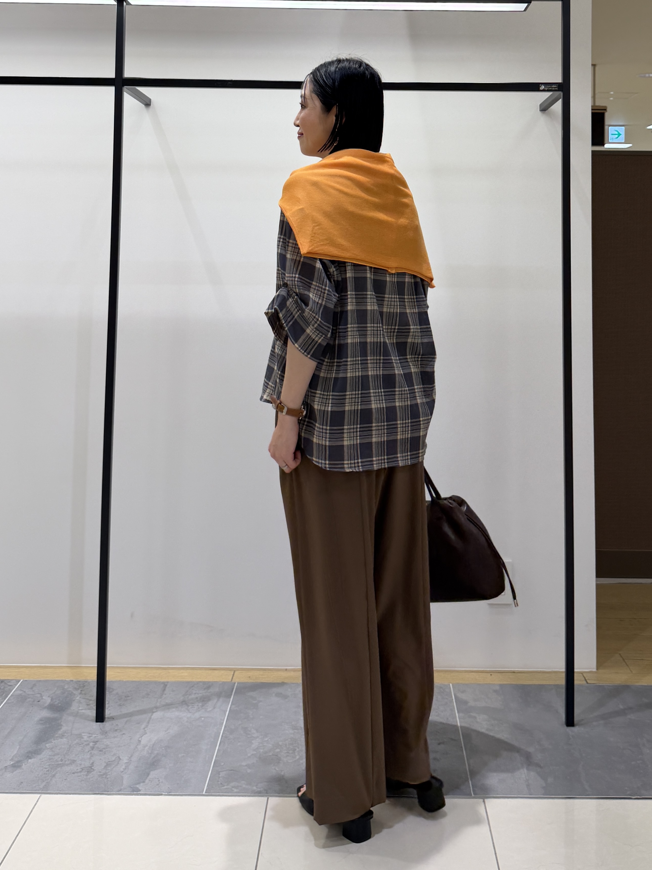 shihoさんの「INDIVI｜【透け感／2WAY】袖アレンジ チェックシャツ」を使ったコーディネート