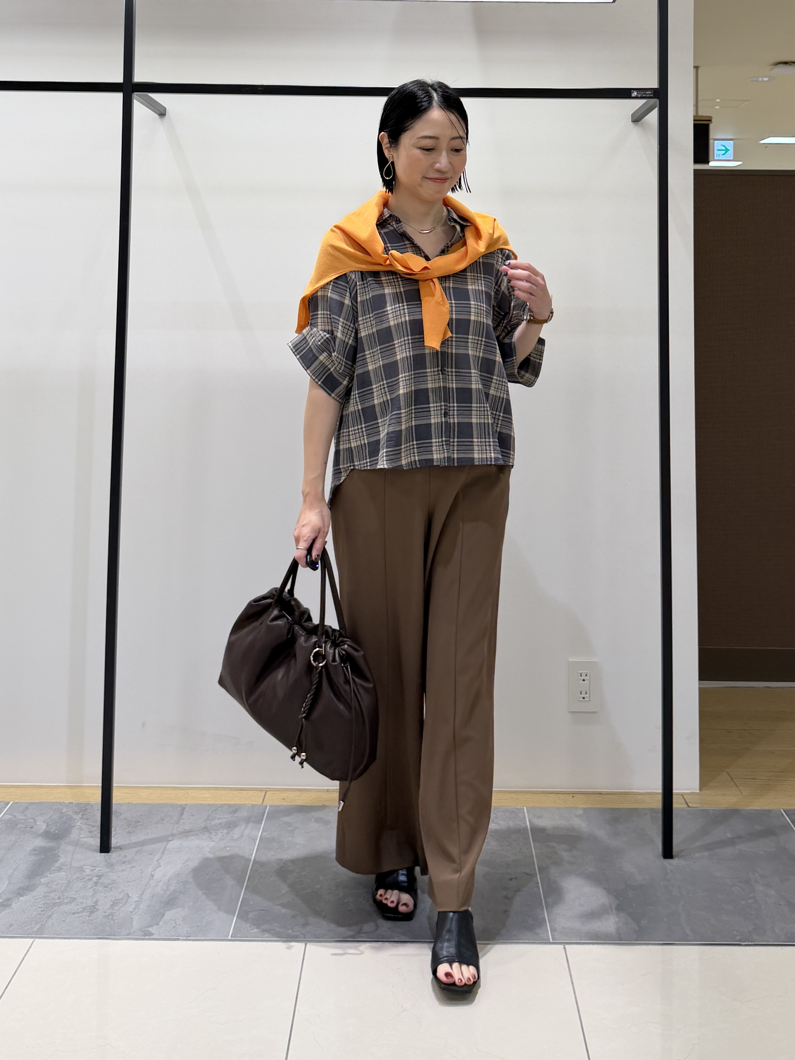 shihoさんの「INDIVI｜【透け感／2WAY】袖アレンジ チェックシャツ」を使ったコーディネート