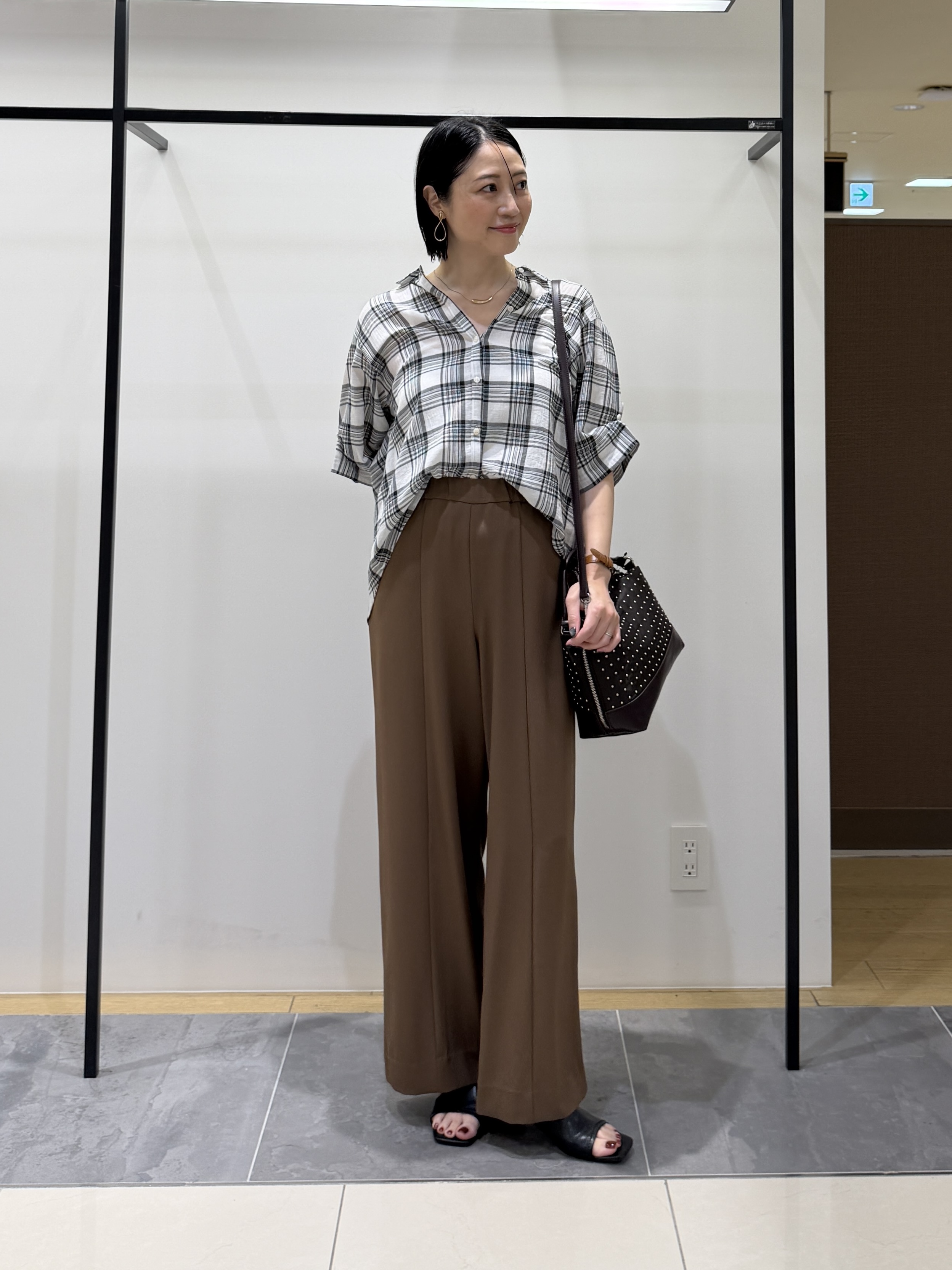 shihoさんの「INDIVI｜【透け感／2WAY】袖アレンジ チェックシャツ」を使ったコーディネート