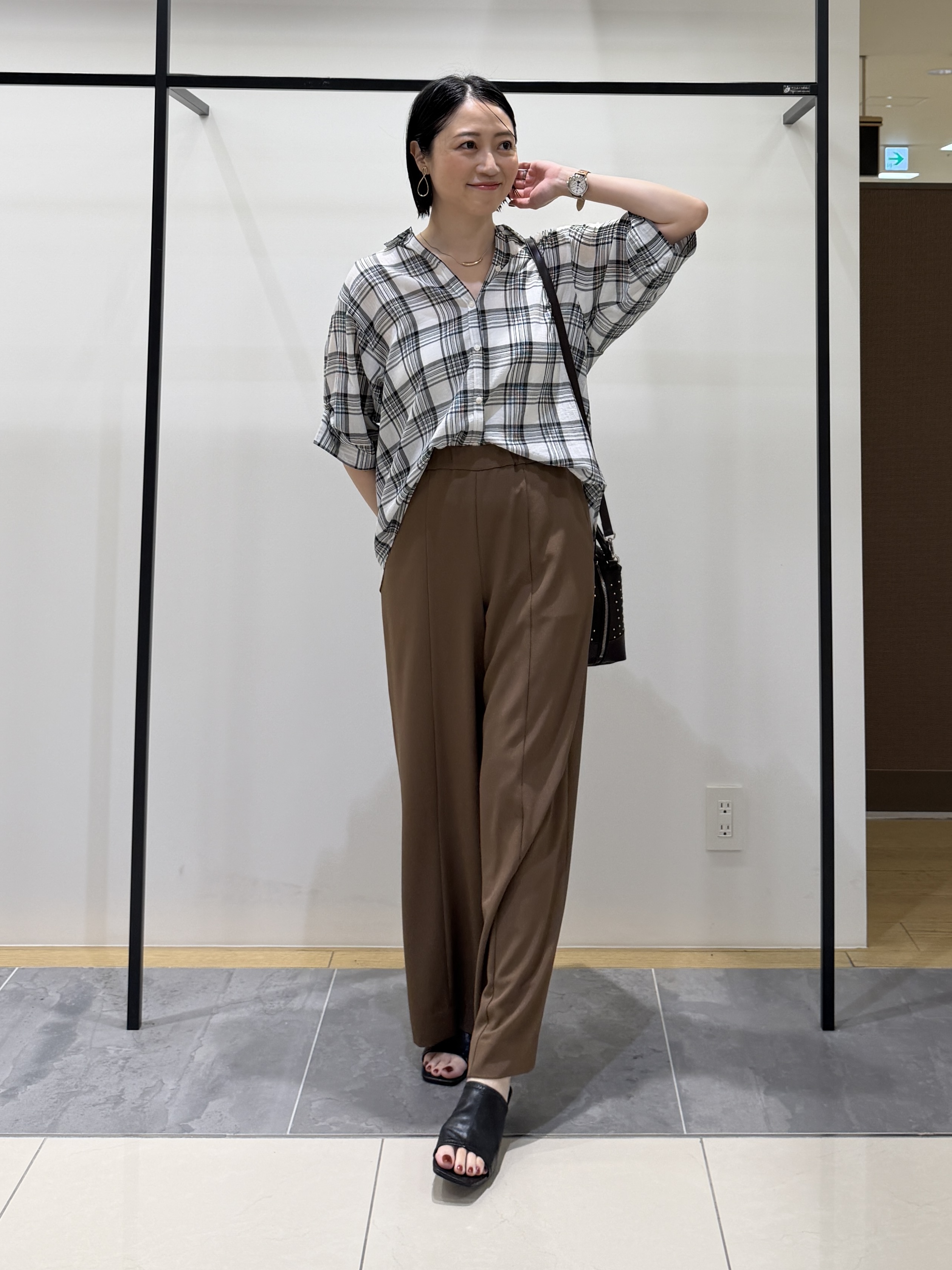 shihoさんの「INDIVI｜【透け感／2WAY】袖アレンジ チェックシャツ」を使ったコーディネート