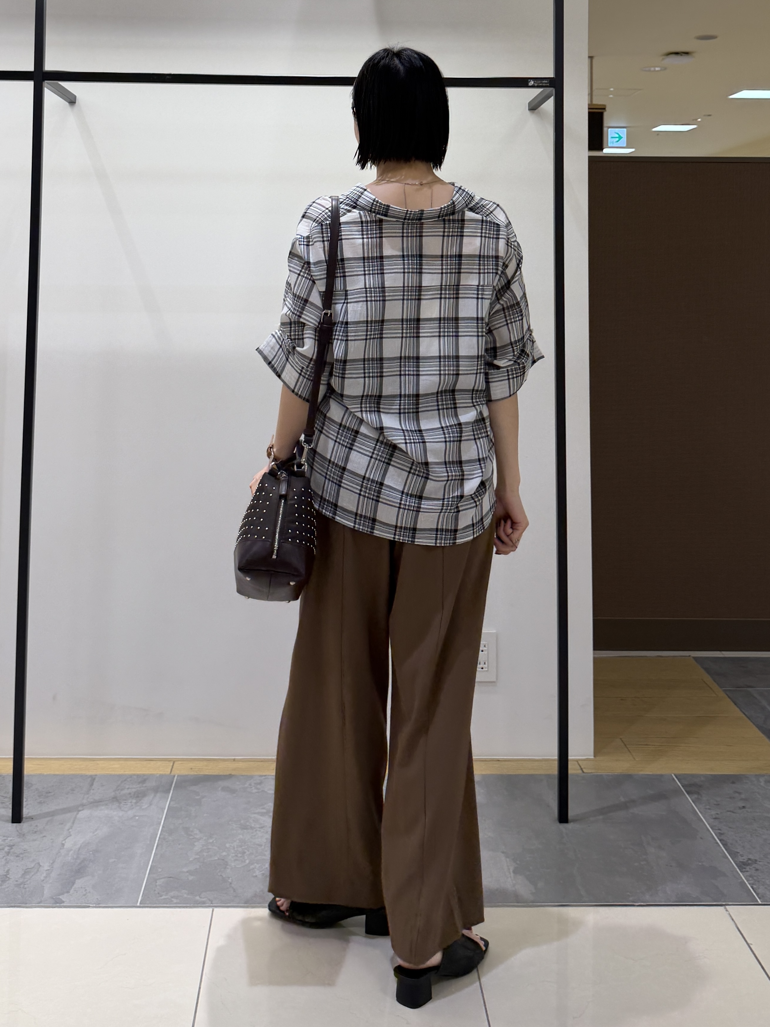 shihoさんの「INDIVI｜【透け感／2WAY】袖アレンジ チェックシャツ」を使ったコーディネート