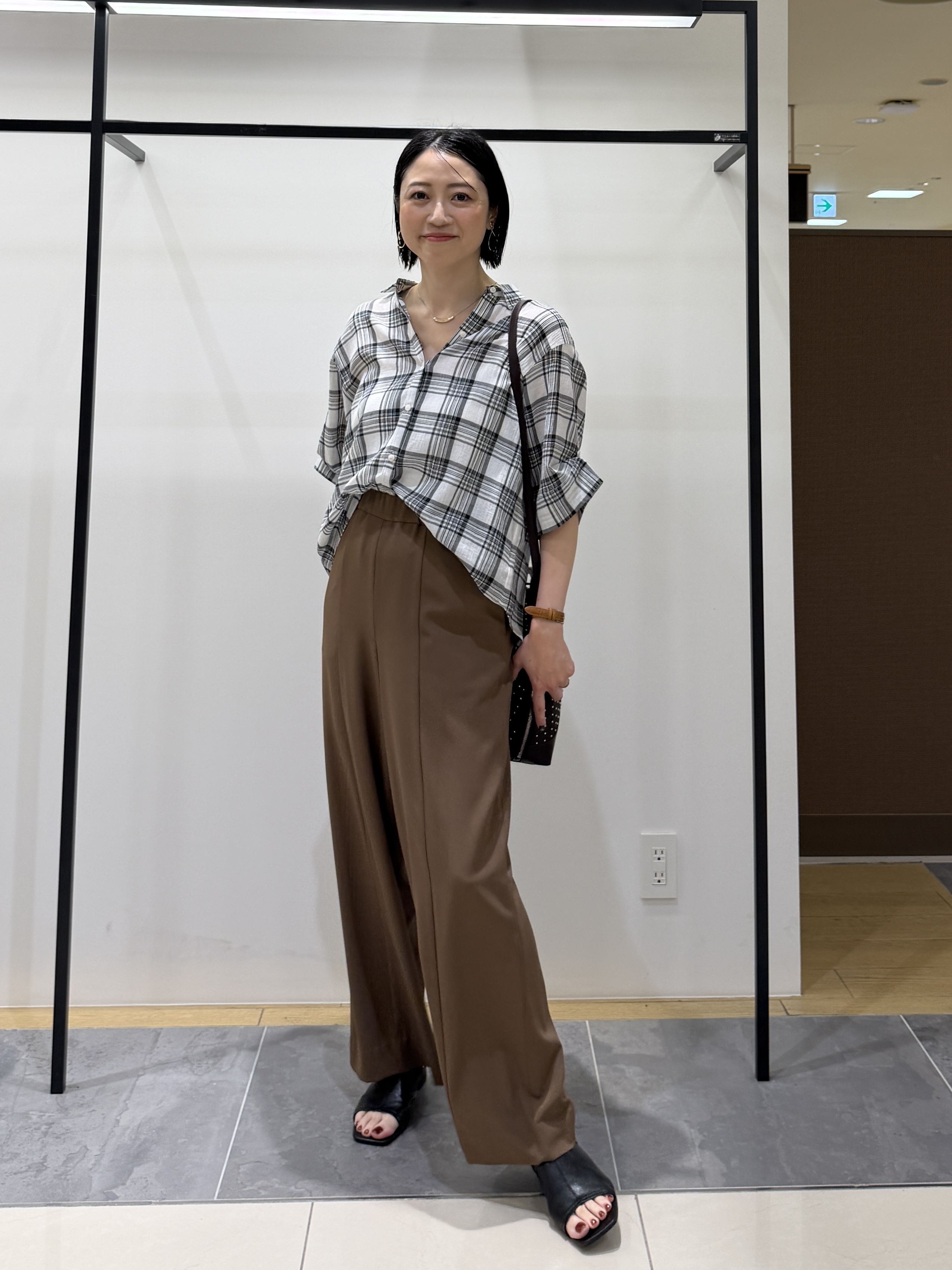shihoさんの「INDIVI｜【透け感／2WAY】袖アレンジ チェックシャツ」を使ったコーディネート