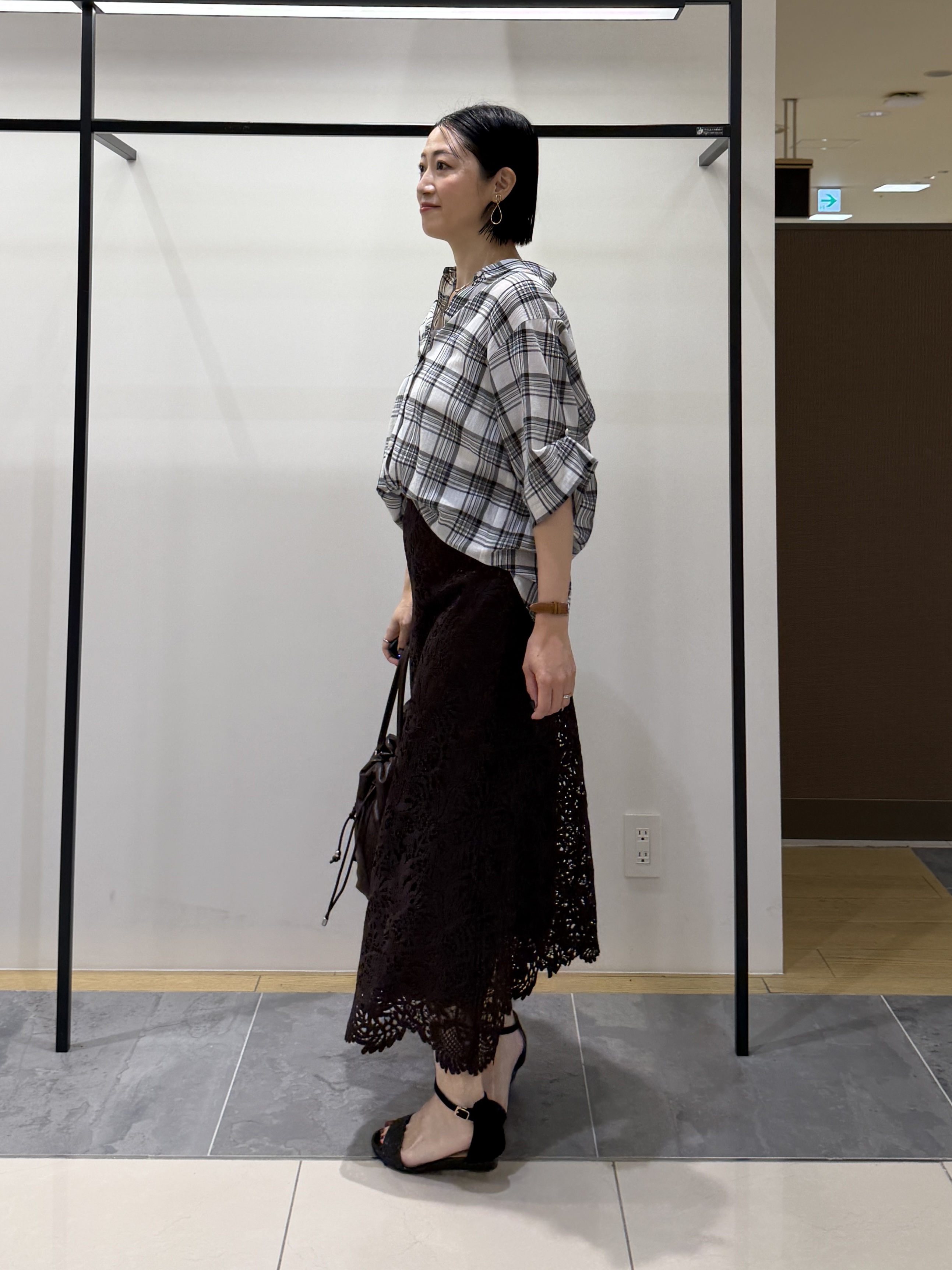 shihoさんの「INDIVI｜【透け感／2WAY】袖アレンジ チェックシャツ」を使ったコーディネート