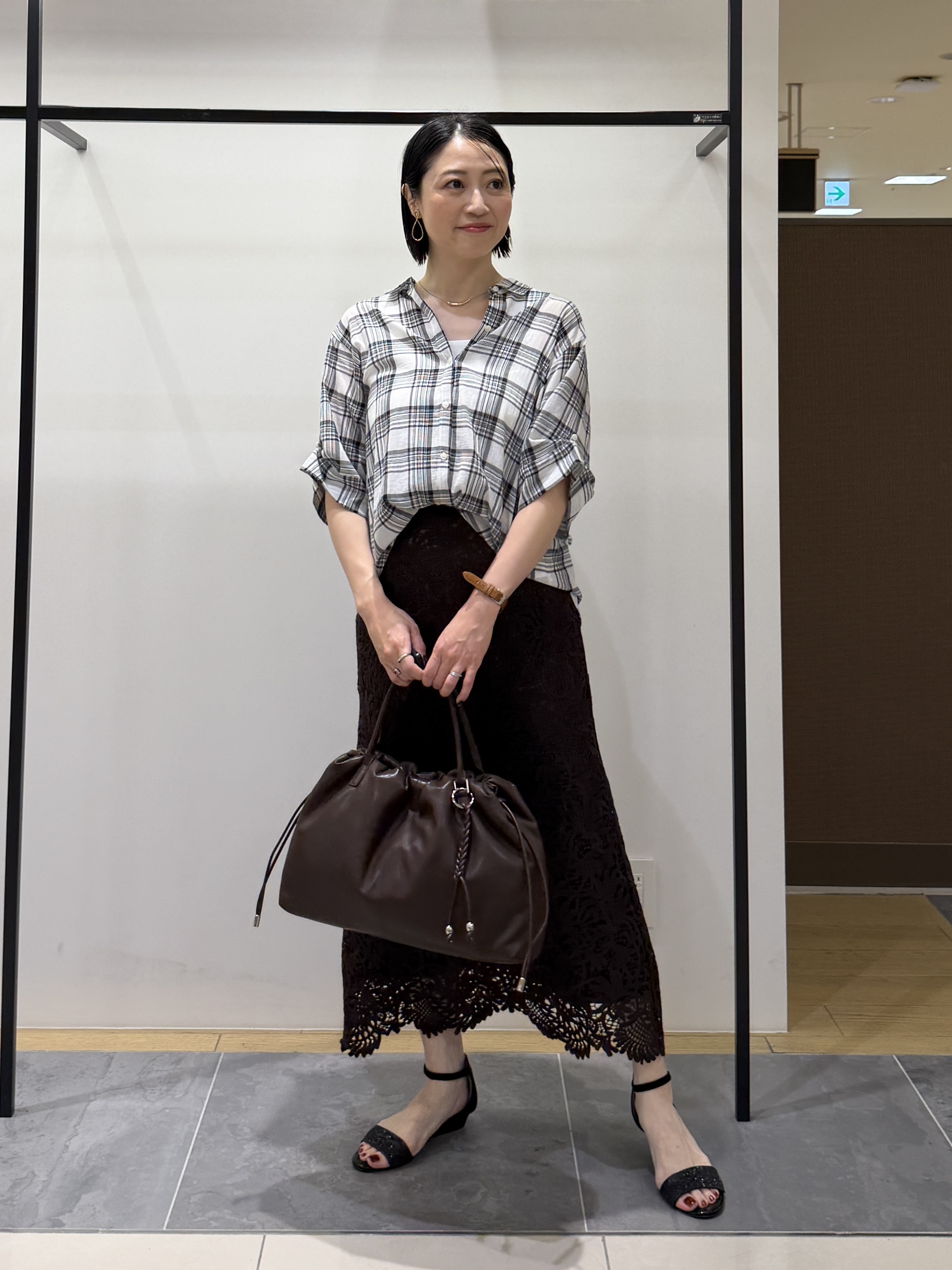 shihoさんの「INDIVI｜【透け感／2WAY】袖アレンジ チェックシャツ」を使ったコーディネート
