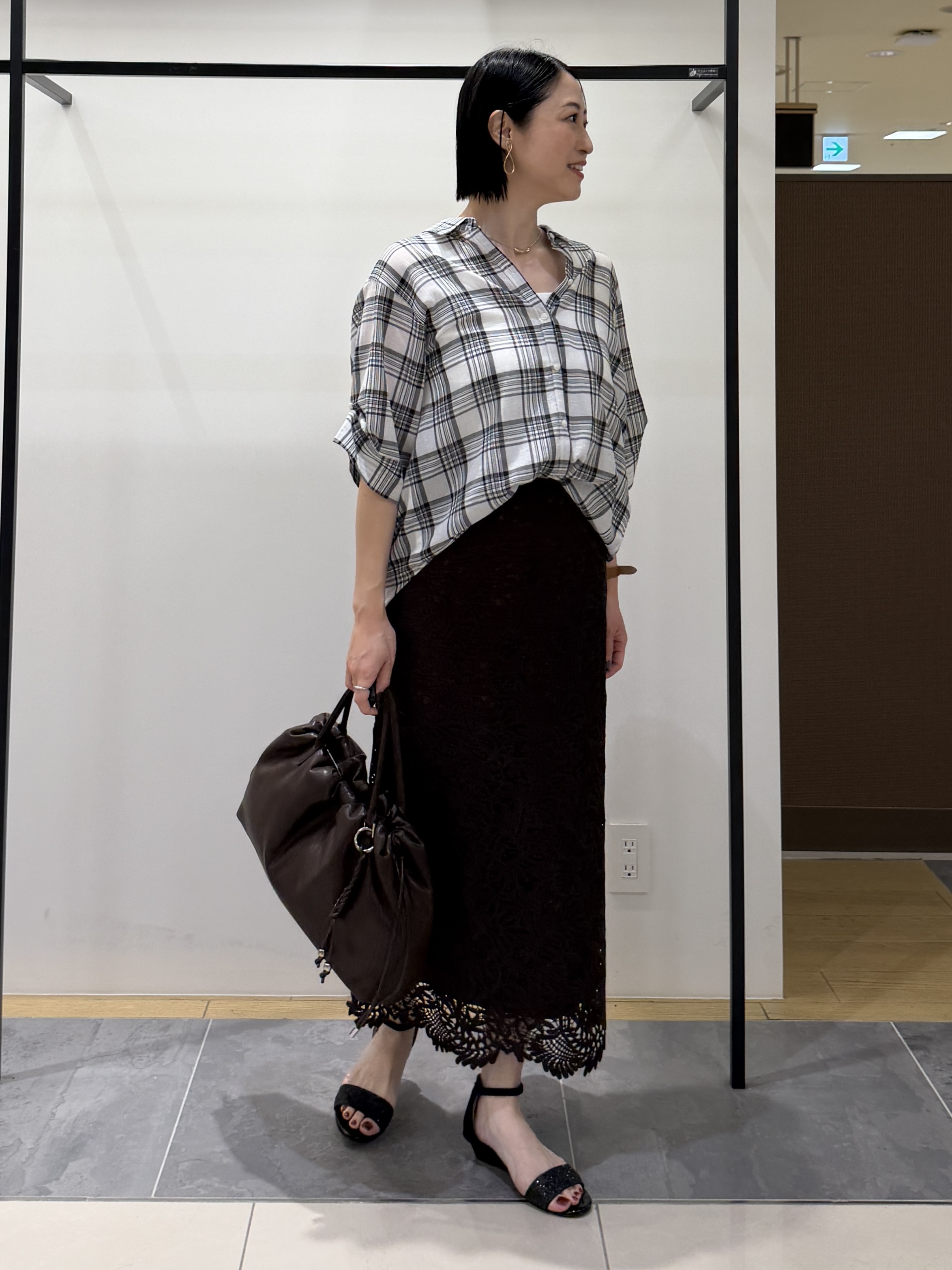 shihoさんの「INDIVI｜【透け感／2WAY】袖アレンジ チェックシャツ」を使ったコーディネート