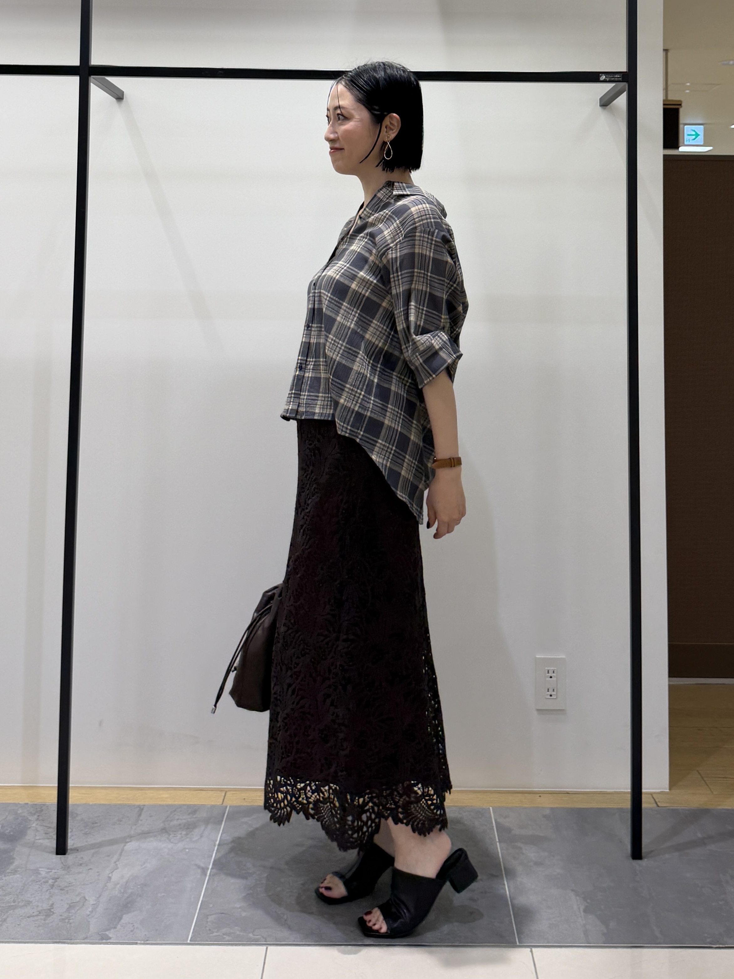 shihoさんの「INDIVI｜【透け感／2WAY】袖アレンジ チェックシャツ」を使ったコーディネート