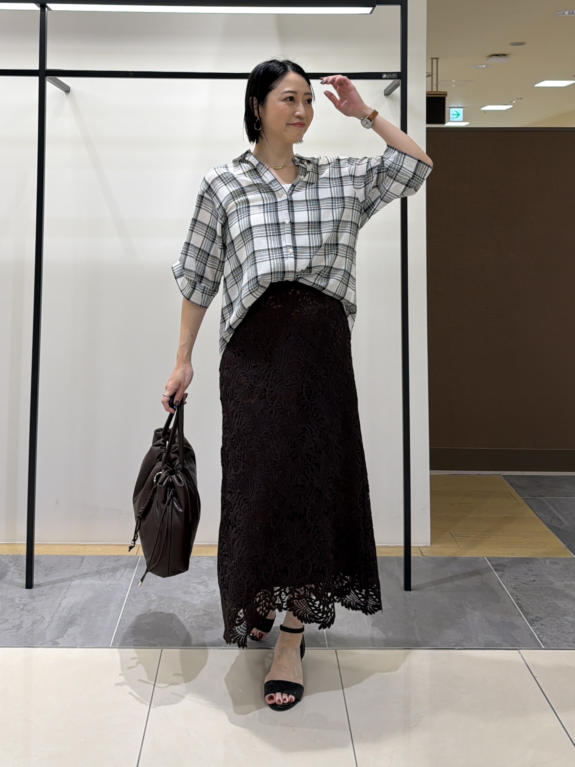 shihoさんの「INDIVI｜【透け感／2WAY】袖アレンジ チェックシャツ」を使ったコーディネート