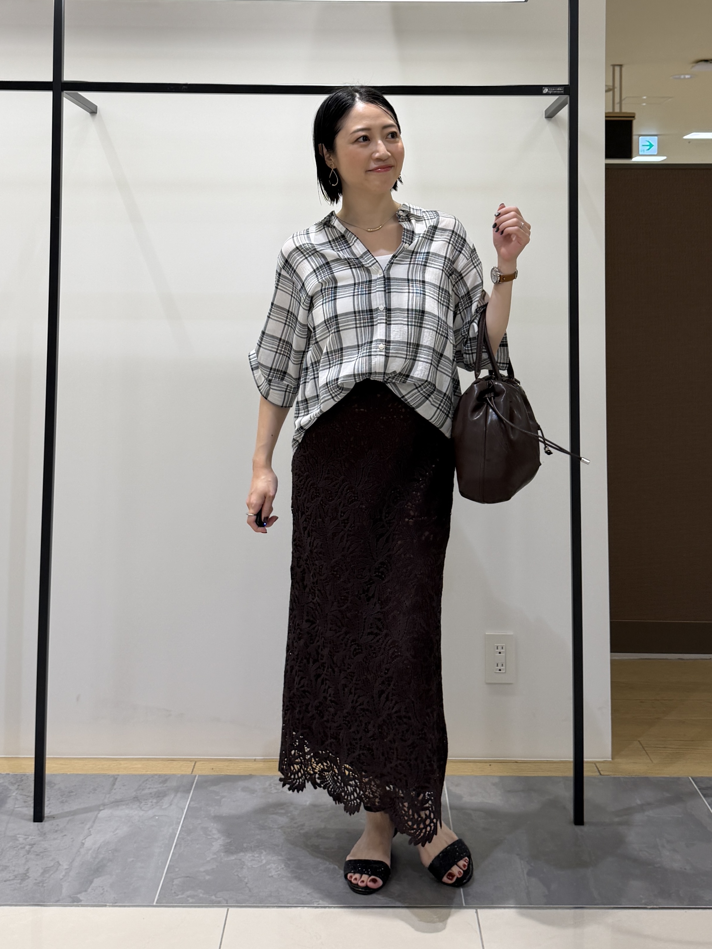shihoさんの「INDIVI｜【透け感／2WAY】袖アレンジ チェックシャツ」を使ったコーディネート