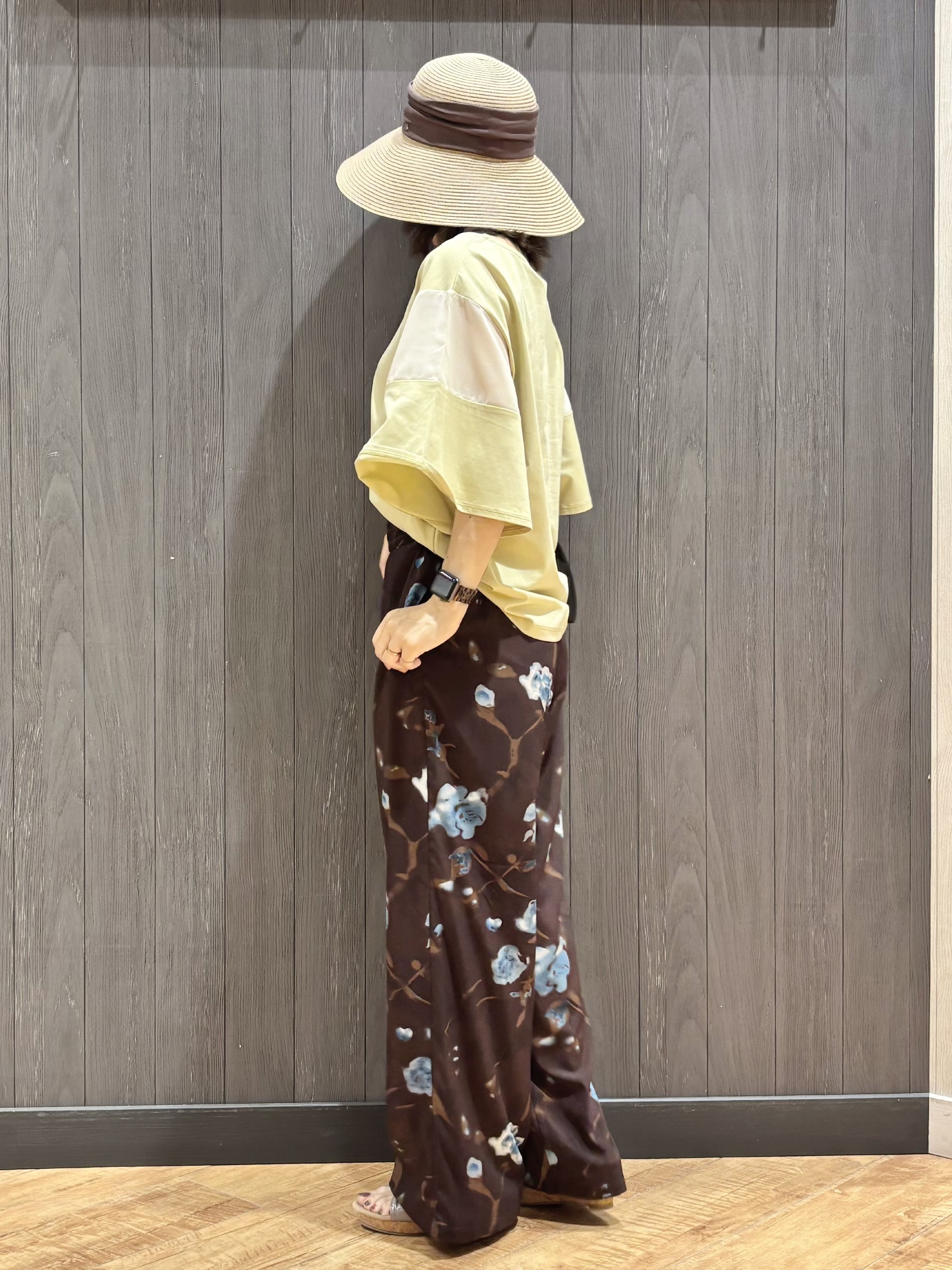 meiさんの「SHOO･LA･RUE｜【ひんやり/S-LL/体型カバー】フレアスリーブで二の腕を自然にカバー 浅VネックTシャツ」を使ったコーディネート
