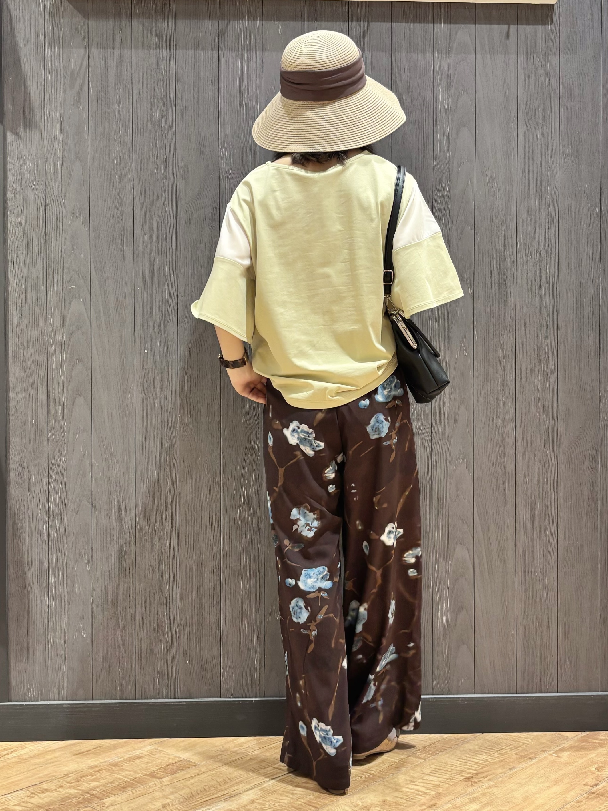 meiさんの「SHOO･LA･RUE｜【ひんやり/S-LL/体型カバー】フレアスリーブで二の腕を自然にカバー 浅VネックTシャツ」を使ったコーディネート