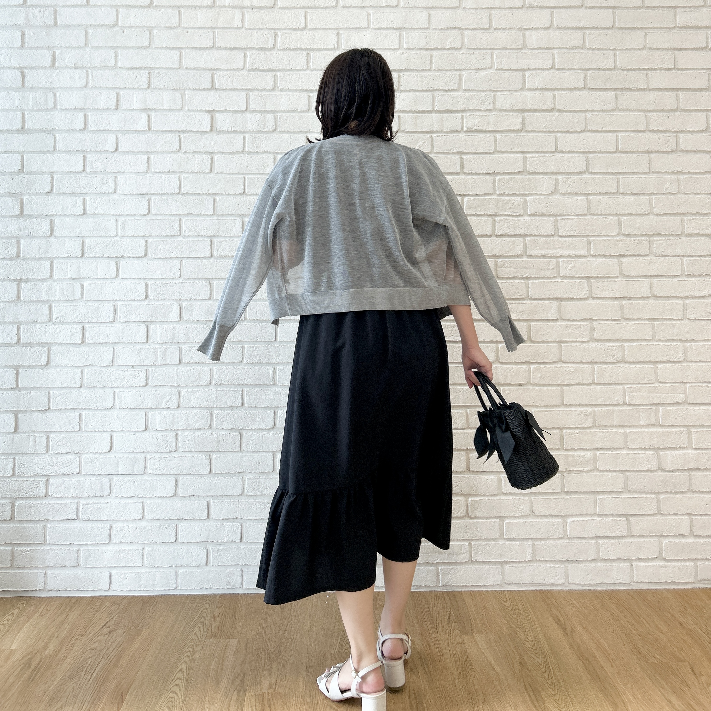 shinoさんの「Couture brooch｜【体型カバー・洗濯機可】ウエストシャーリング Vネックワンピース」を使ったコーディネート
