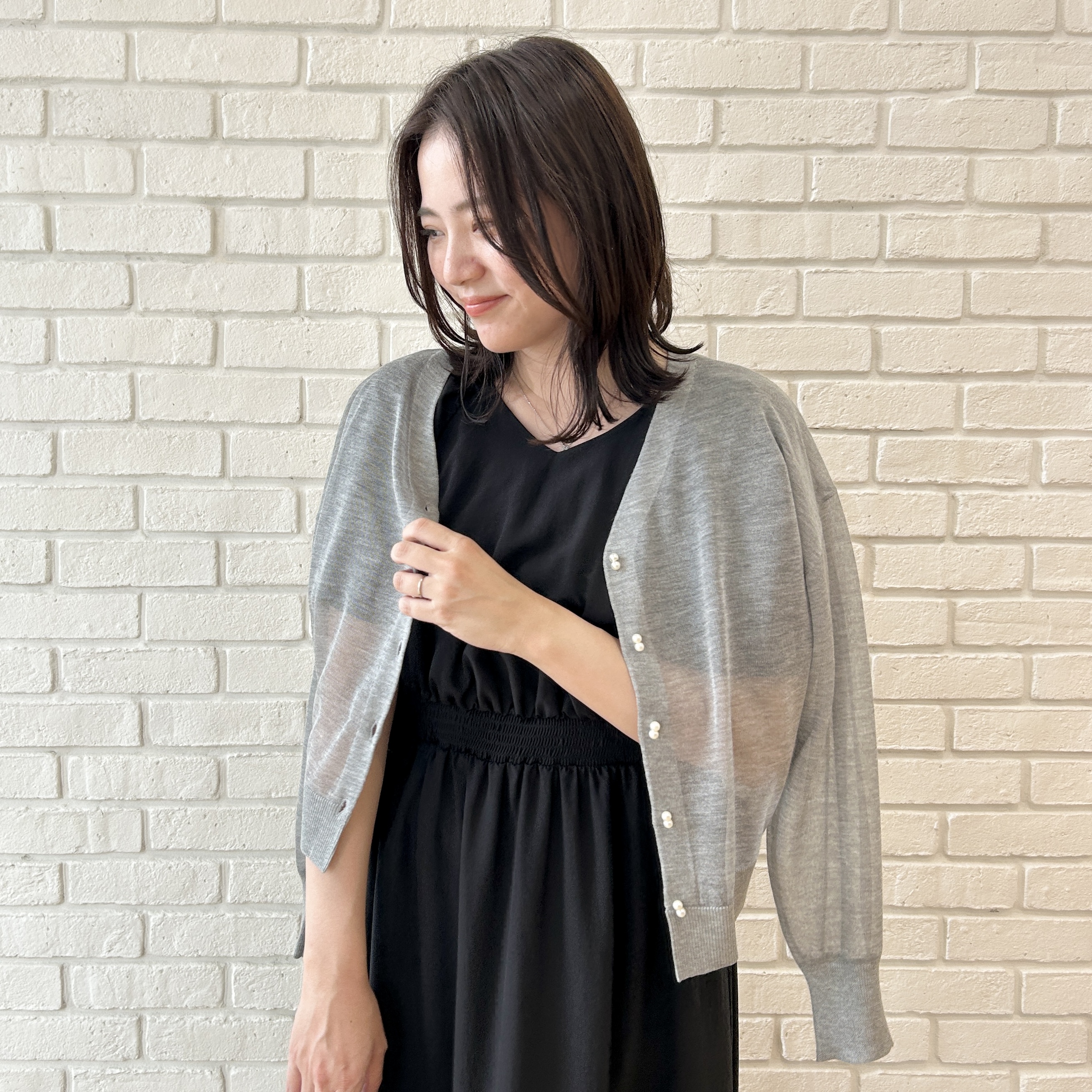 shinoさんの「Couture brooch｜【体型カバー・洗濯機可】ウエストシャーリング Vネックワンピース」を使ったコーディネート