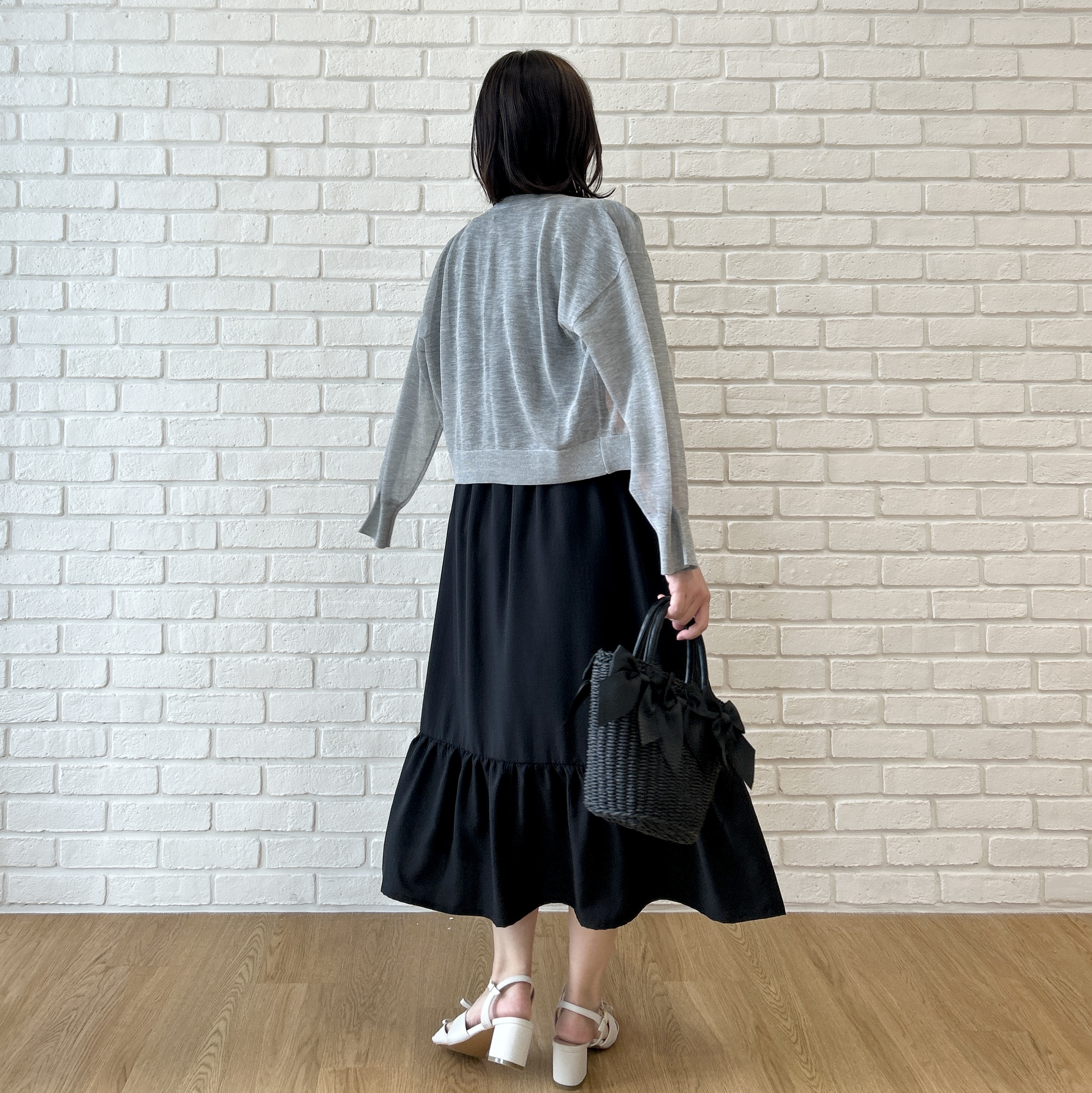 shinoさんの「Couture brooch｜【体型カバー・洗濯機可】ウエストシャーリング Vネックワンピース」を使ったコーディネート