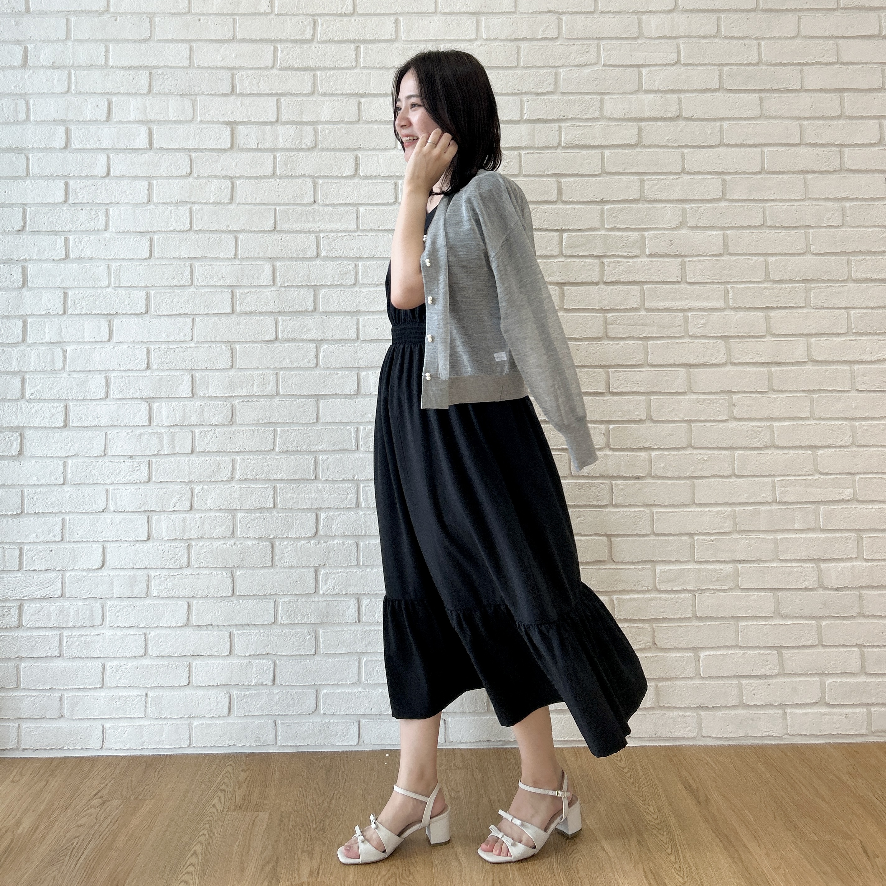 shinoさんの「Couture brooch｜【体型カバー・洗濯機可】ウエストシャーリング Vネックワンピース」を使ったコーディネート