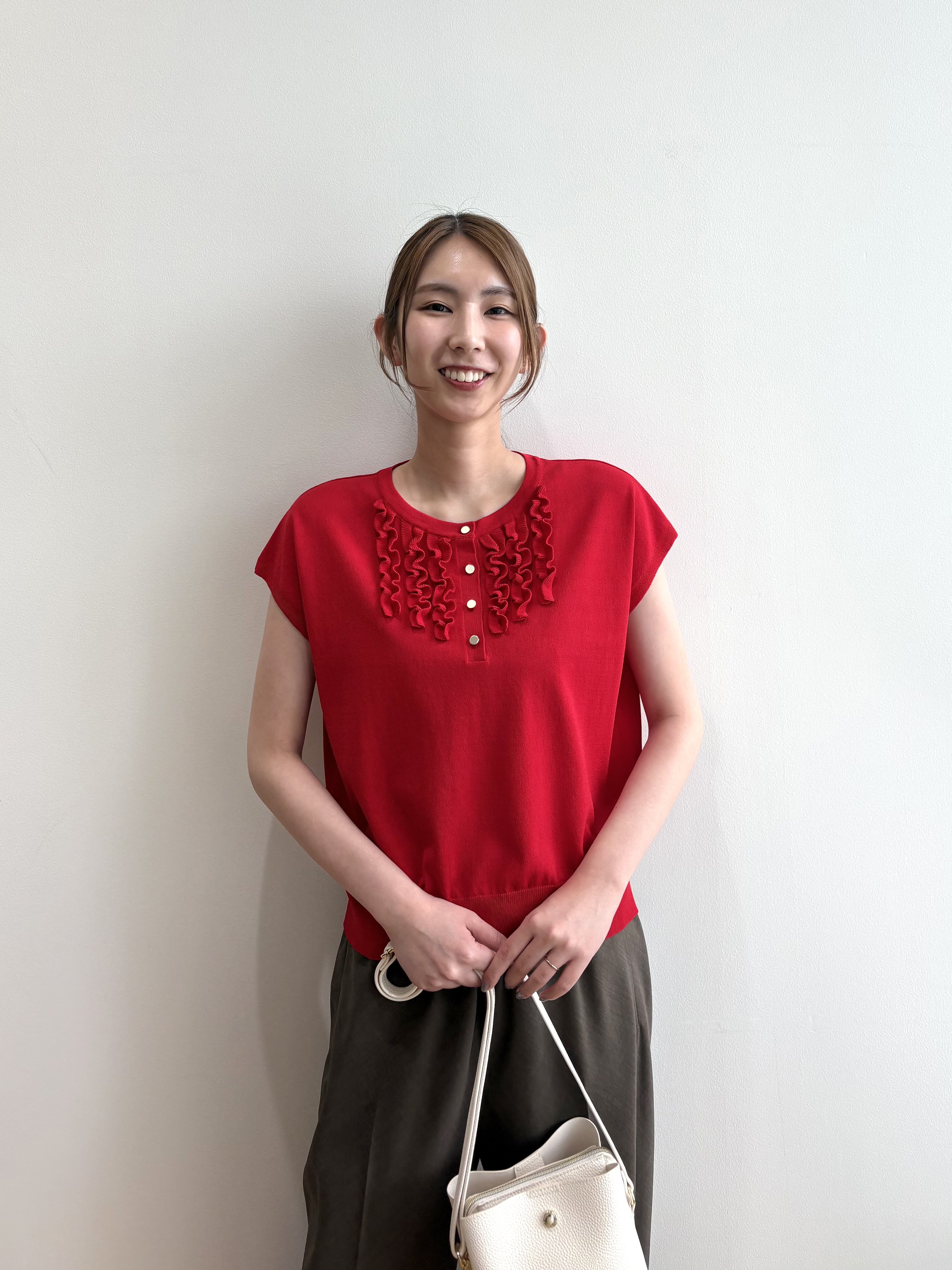 めぐさんの「OPAQUE.CLIP｜【接触冷感／UV】フリルフレンチスリーブニット《洗濯機OK》」を使ったコーディネート