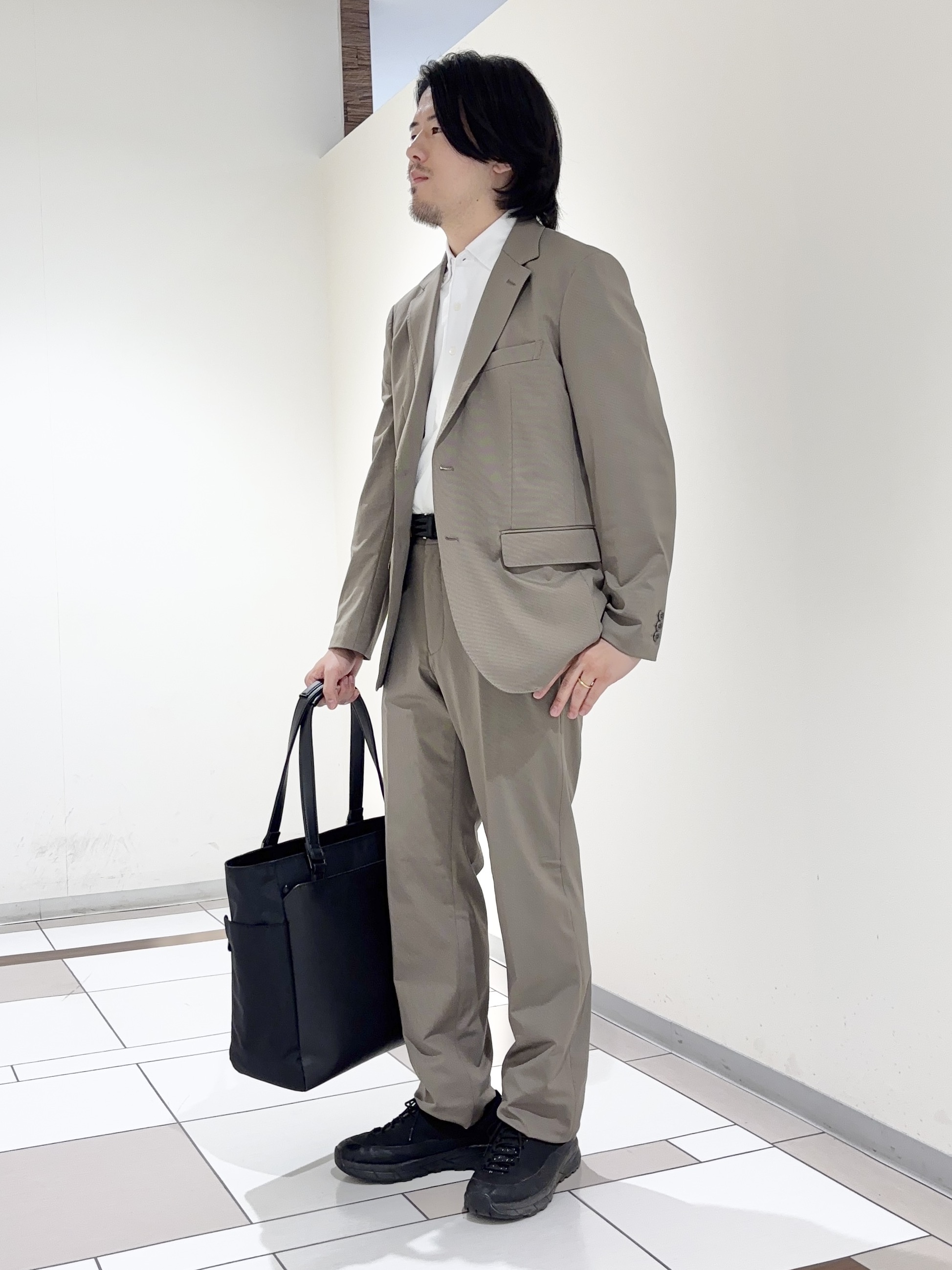 及川さんの「TAKEO KIKUCHI｜【360&deg;ストレッチ/軽量】None Of Stress ライト ジャケット（セットアップ対応）」を使ったコーディネート