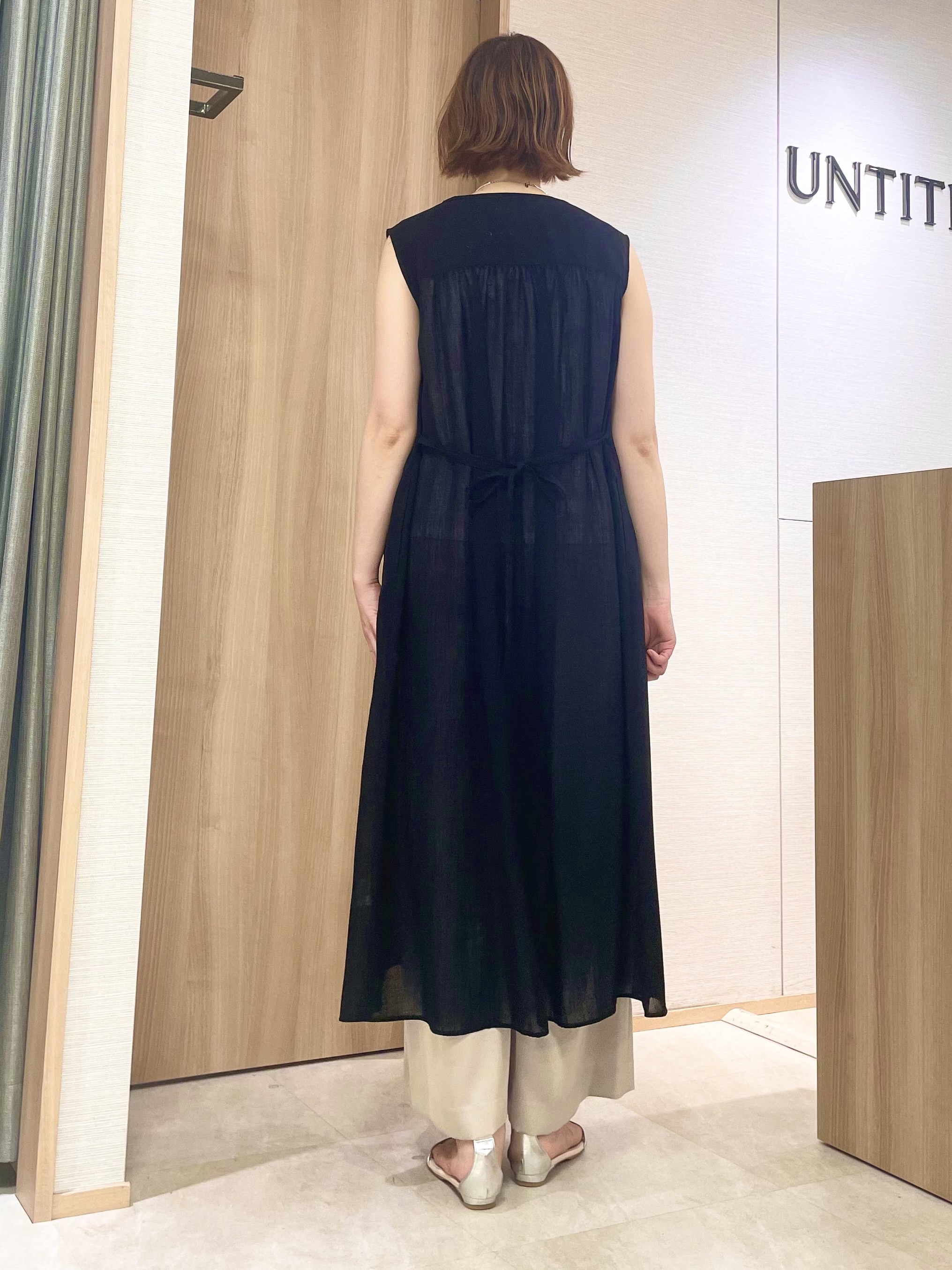 aliceさんの「UNTITLED｜【通気性/前開きボタン】シアーVネックワンピース」を使ったコーディネート