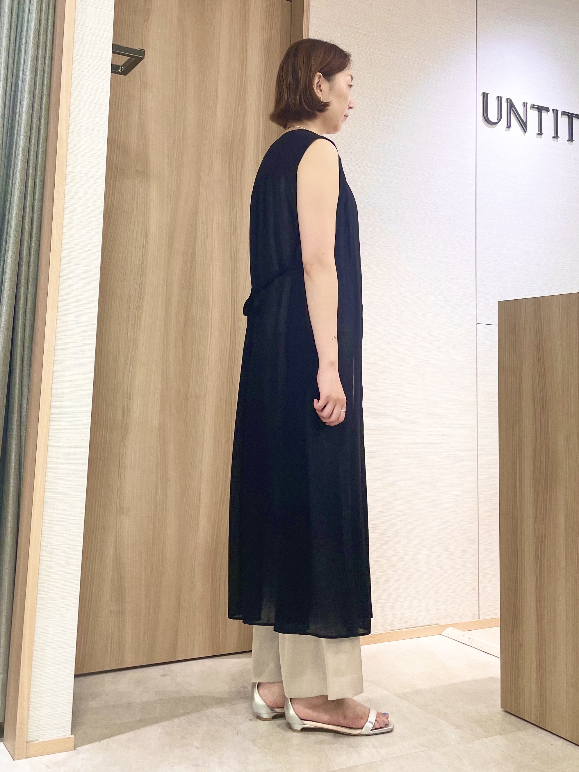 aliceさんの「UNTITLED｜【通気性/前開きボタン】シアーVネックワンピース」を使ったコーディネート