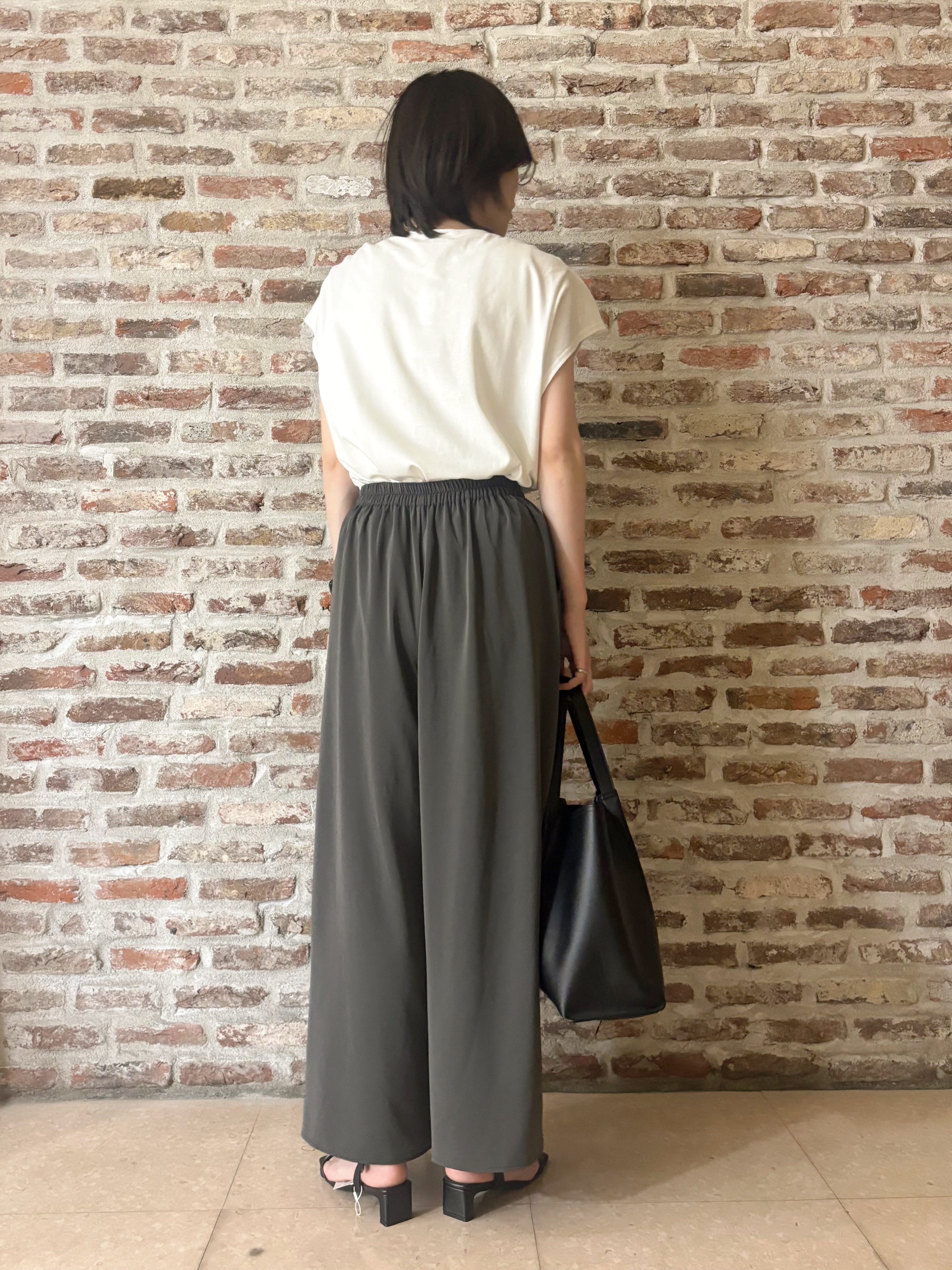 しばさんの「THE SHOP TK｜【ひんやり/汗じみ防止】ツイストアクセントトップス」を使ったコーディネート